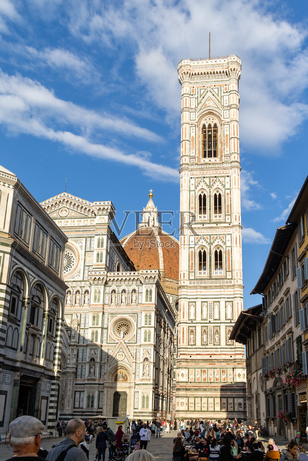 意大利佛罗伦萨市中心的街道，周围地区挤满了游客照片摄影图片