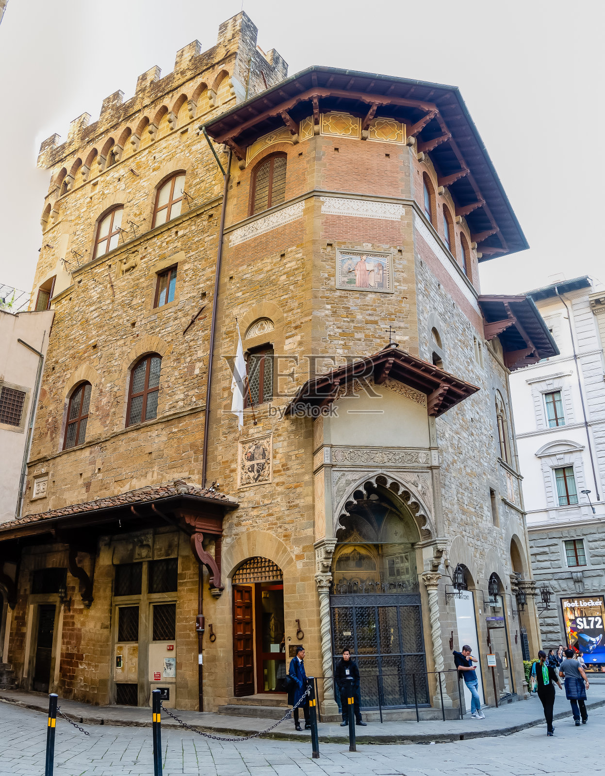 意大利佛罗伦萨市中心的街道，周围地区挤满了游客照片摄影图片