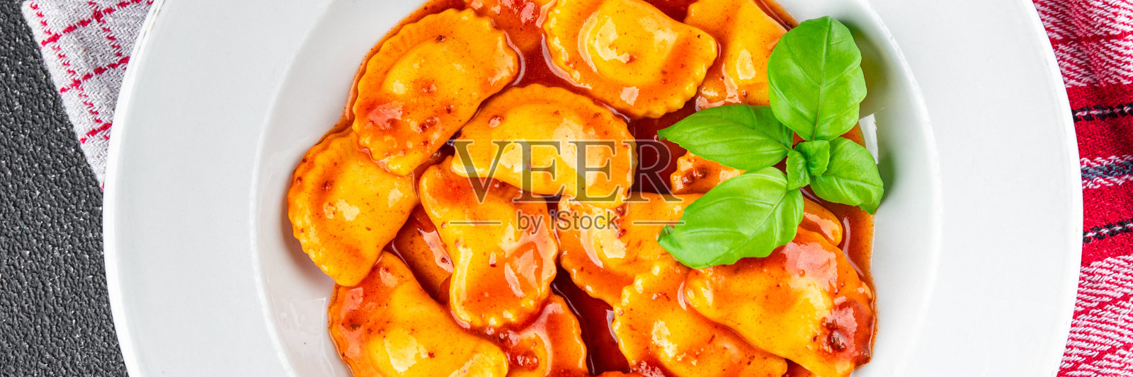 意大利饺子牛肉肉番茄酱新鲜烹饪开胃菜餐食品小吃在桌子上复制空间食品背景质朴的俯视图照片摄影图片