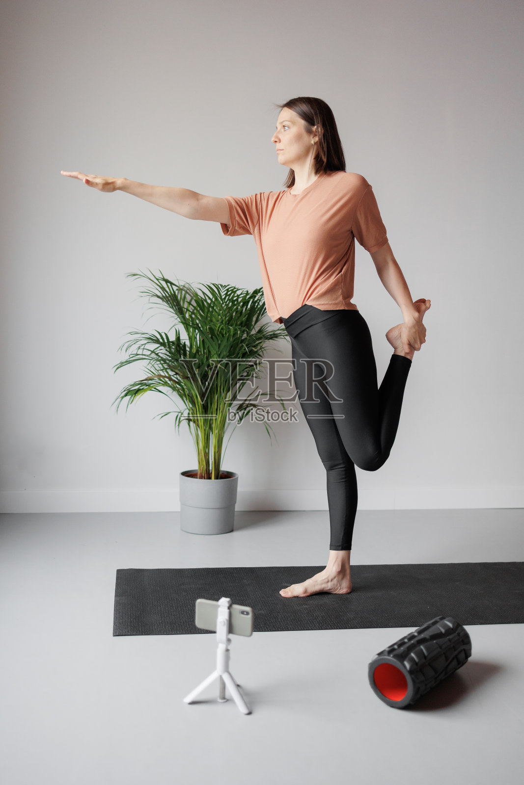 年轻的白人女性在网上做运动，伸展，练习瑜伽，在健身房冥想照片摄影图片