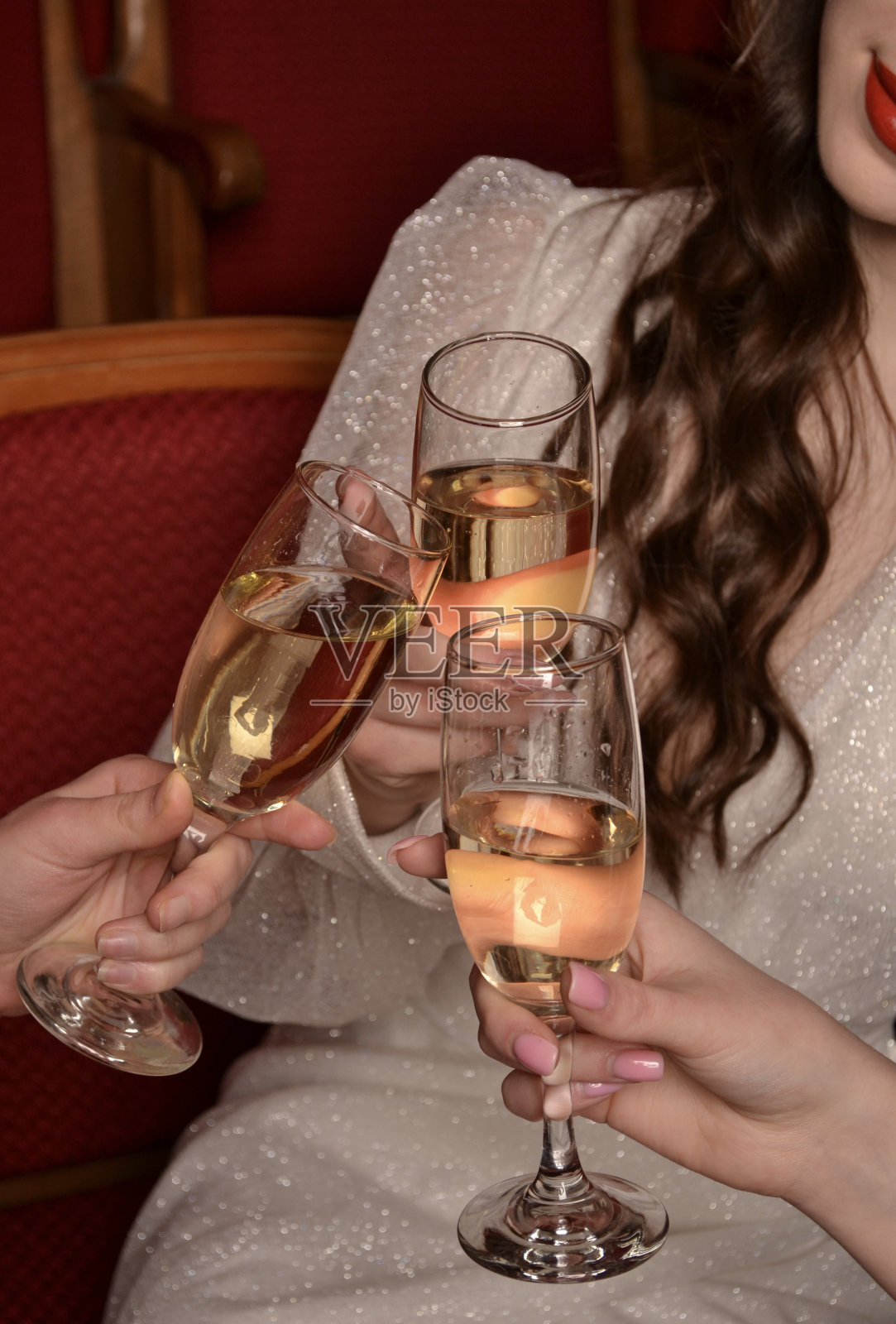 拿着香槟的女孩照片摄影图片