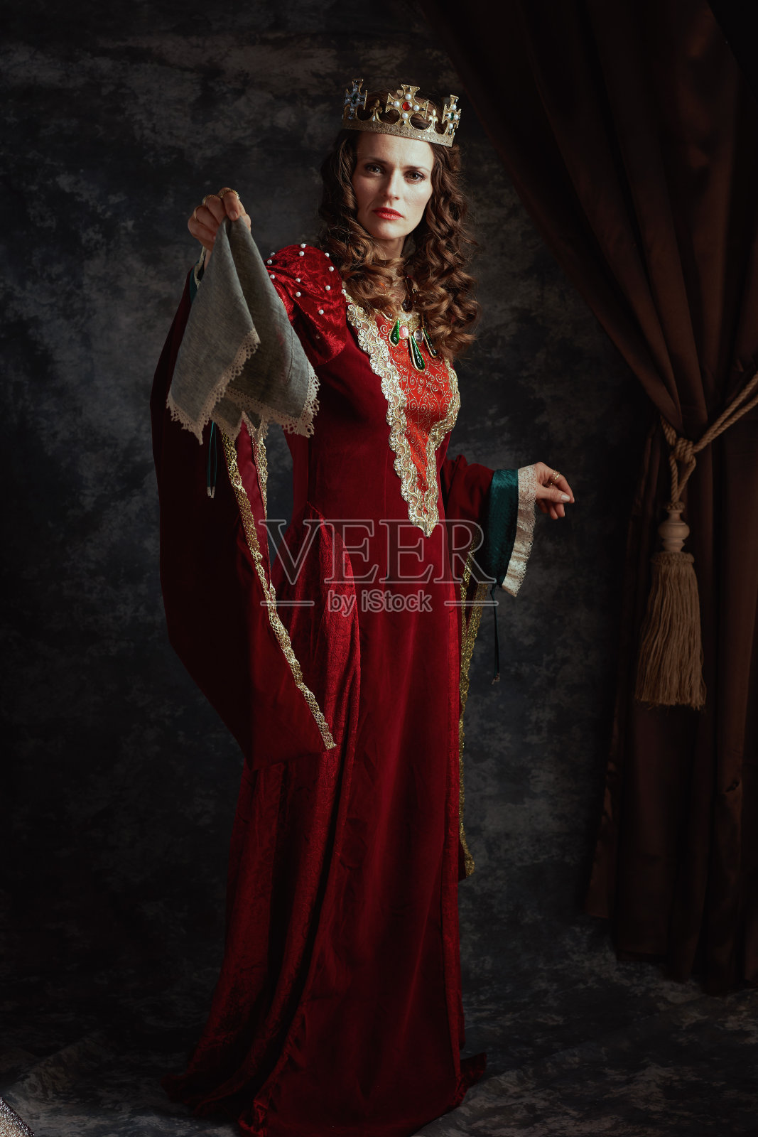身着红色长裙的中世纪女王全身画像照片摄影图片