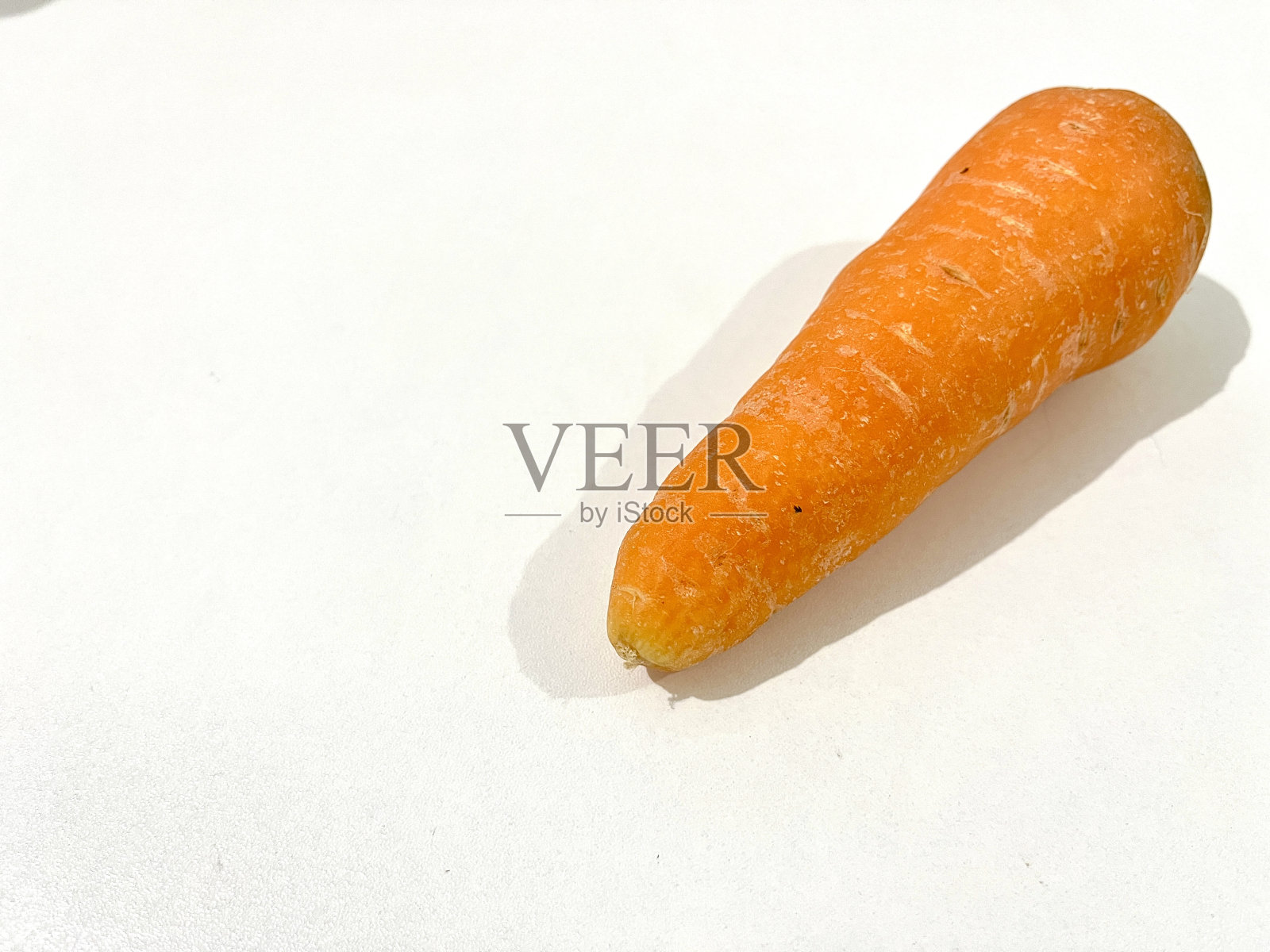 在白色背景上分离的新鲜胡萝卜照片摄影图片