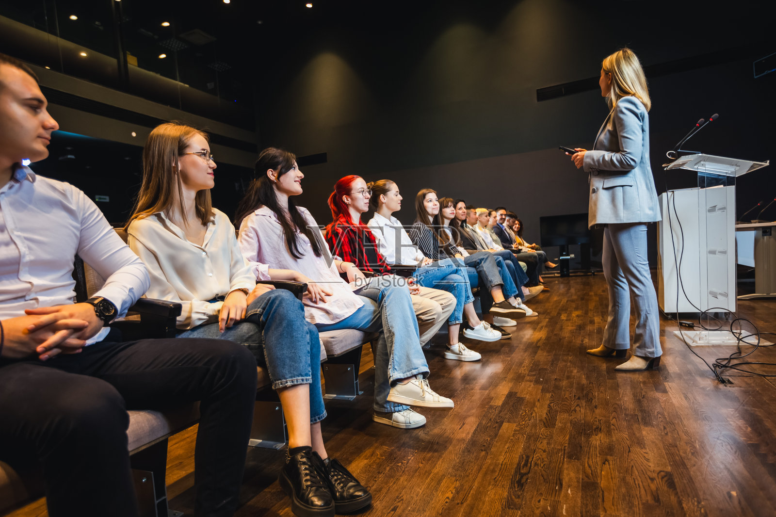 女CEO在会议中心的新闻发布会上发表讲话。照片摄影图片