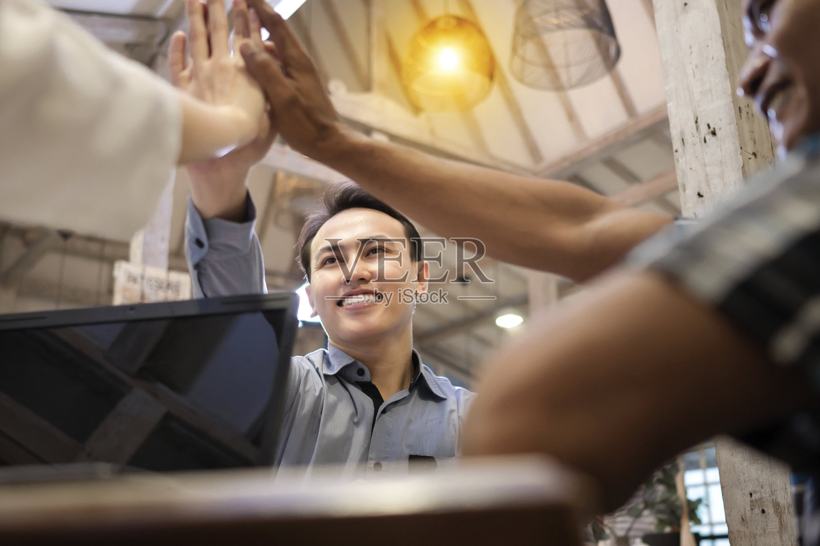 多民族商业同事在会议中击掌的照片照片摄影图片