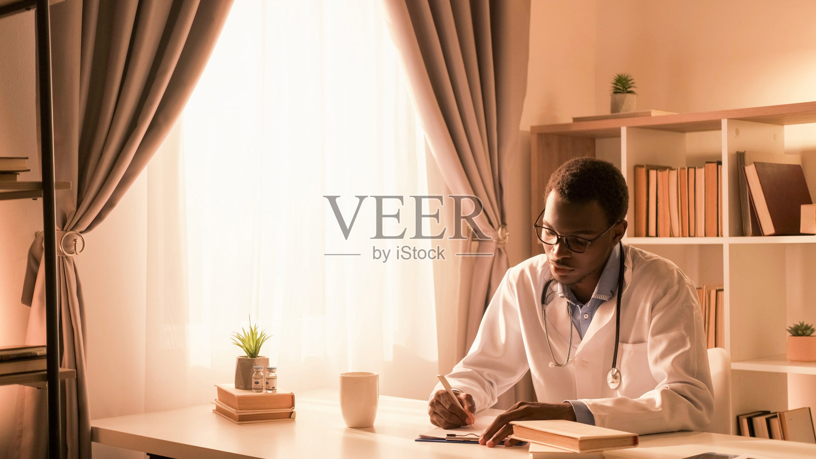 医生职业医疗文书写作记录照片摄影图片