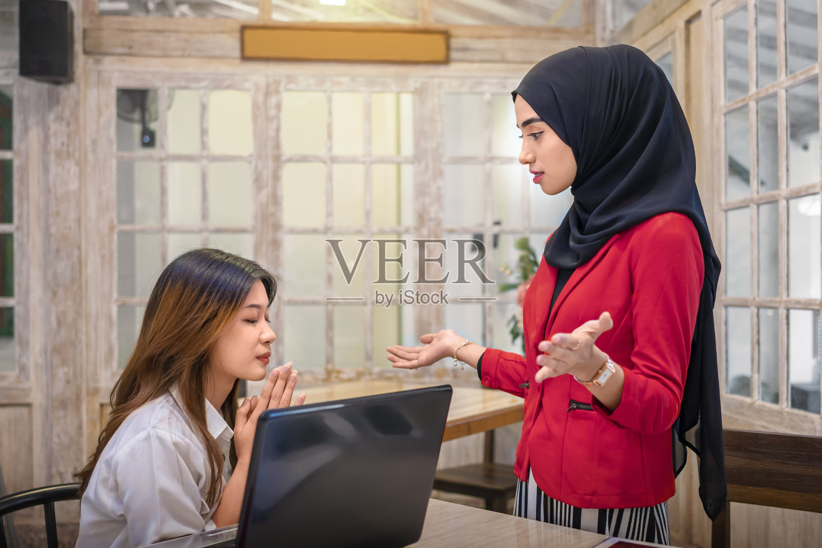 一个女商人在会议上对她的同事生气照片摄影图片