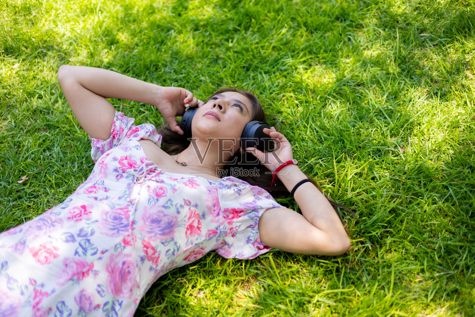 年轻女子戴耳机照片摄影图片