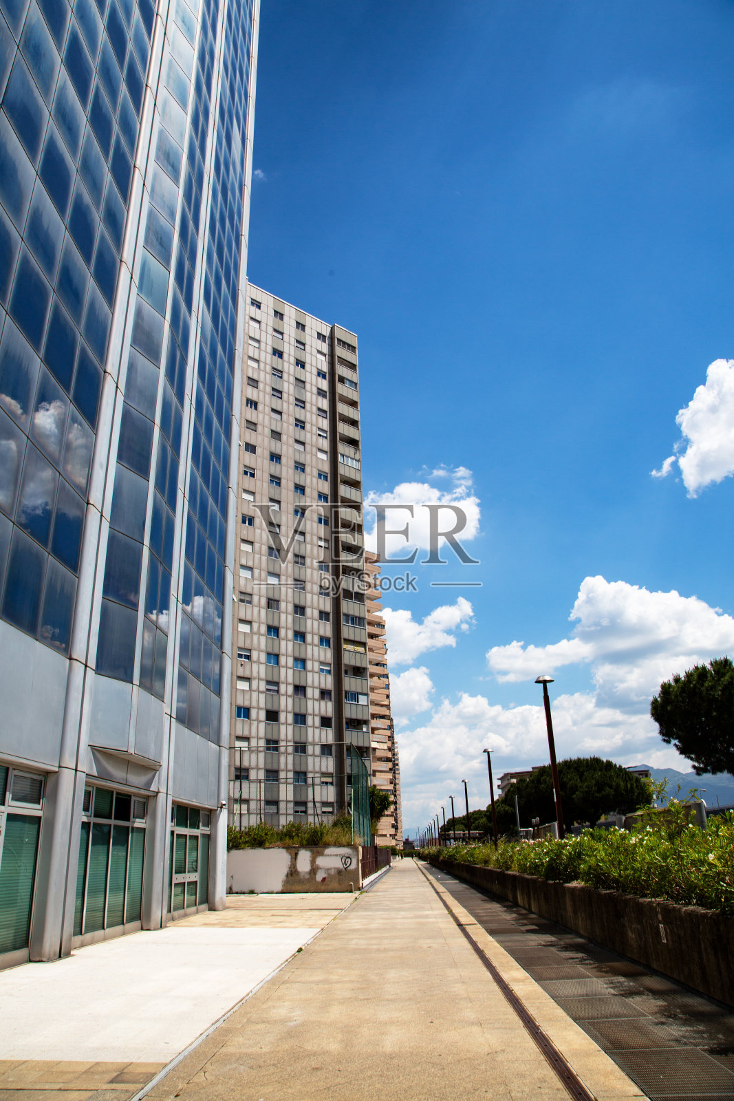 那不勒斯摩天大楼白天与云反射照片摄影图片