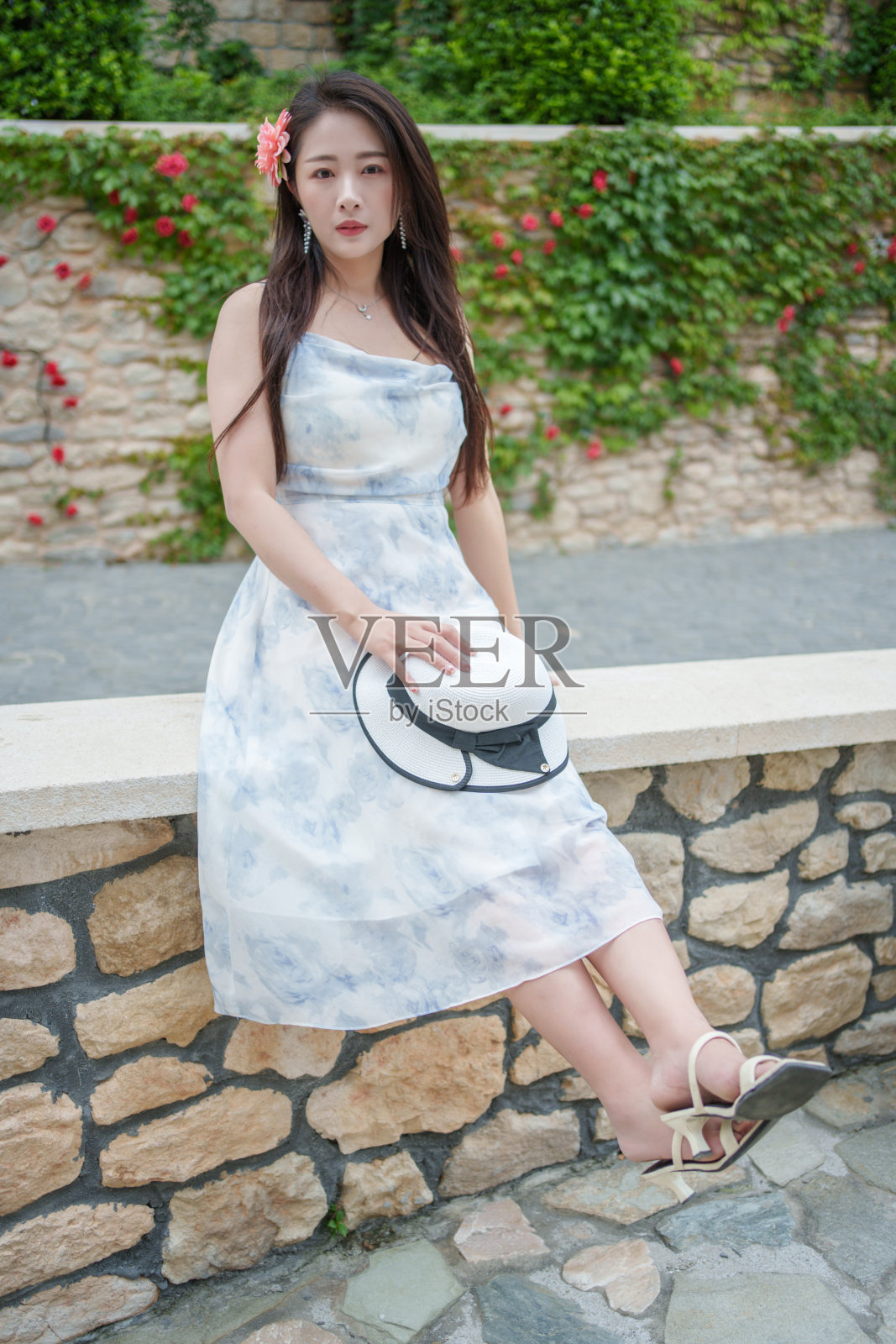 观望的亚洲女人照片摄影图片