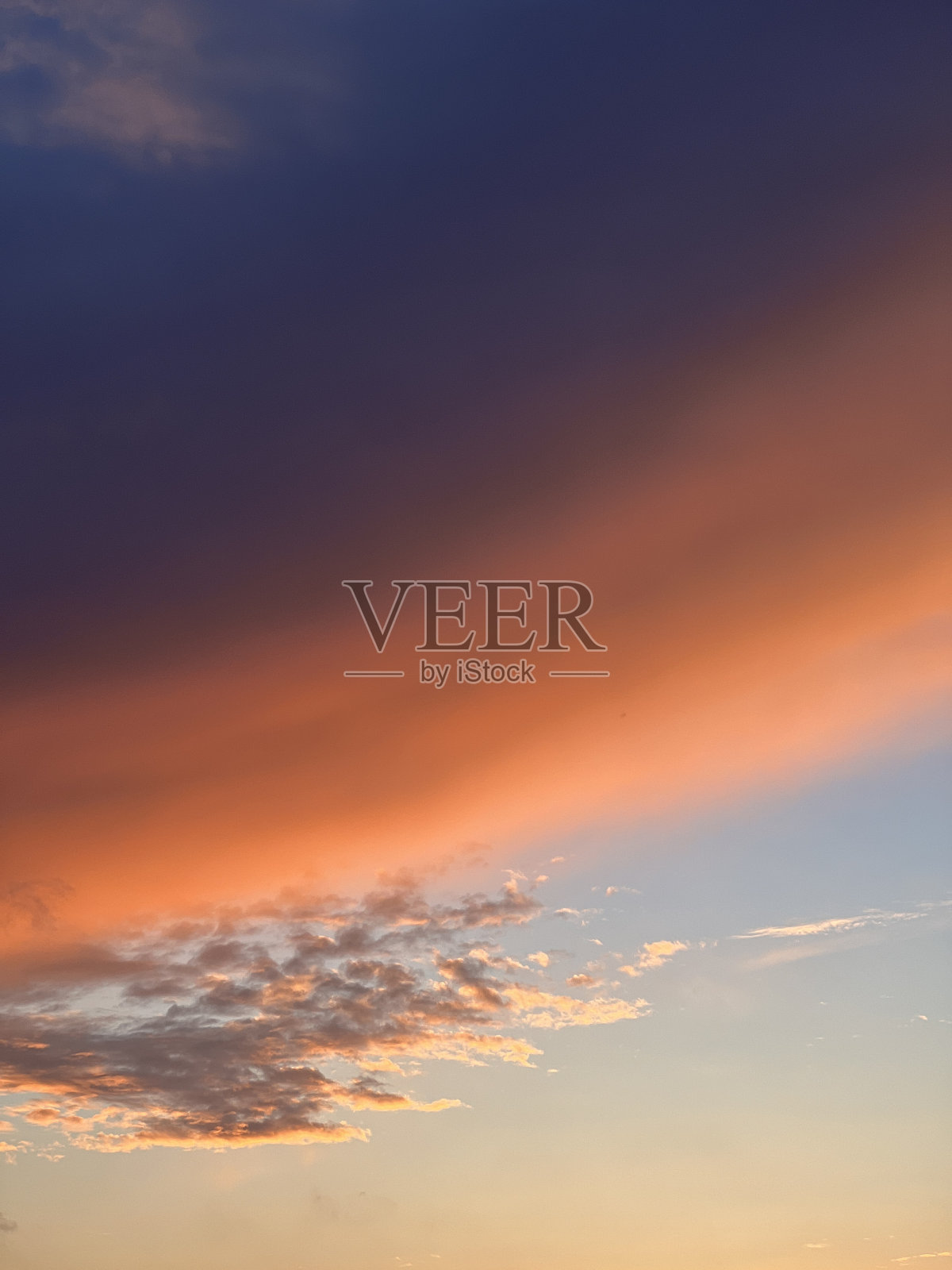 日落时从橙色渐变到深蓝色的云彩照片摄影图片