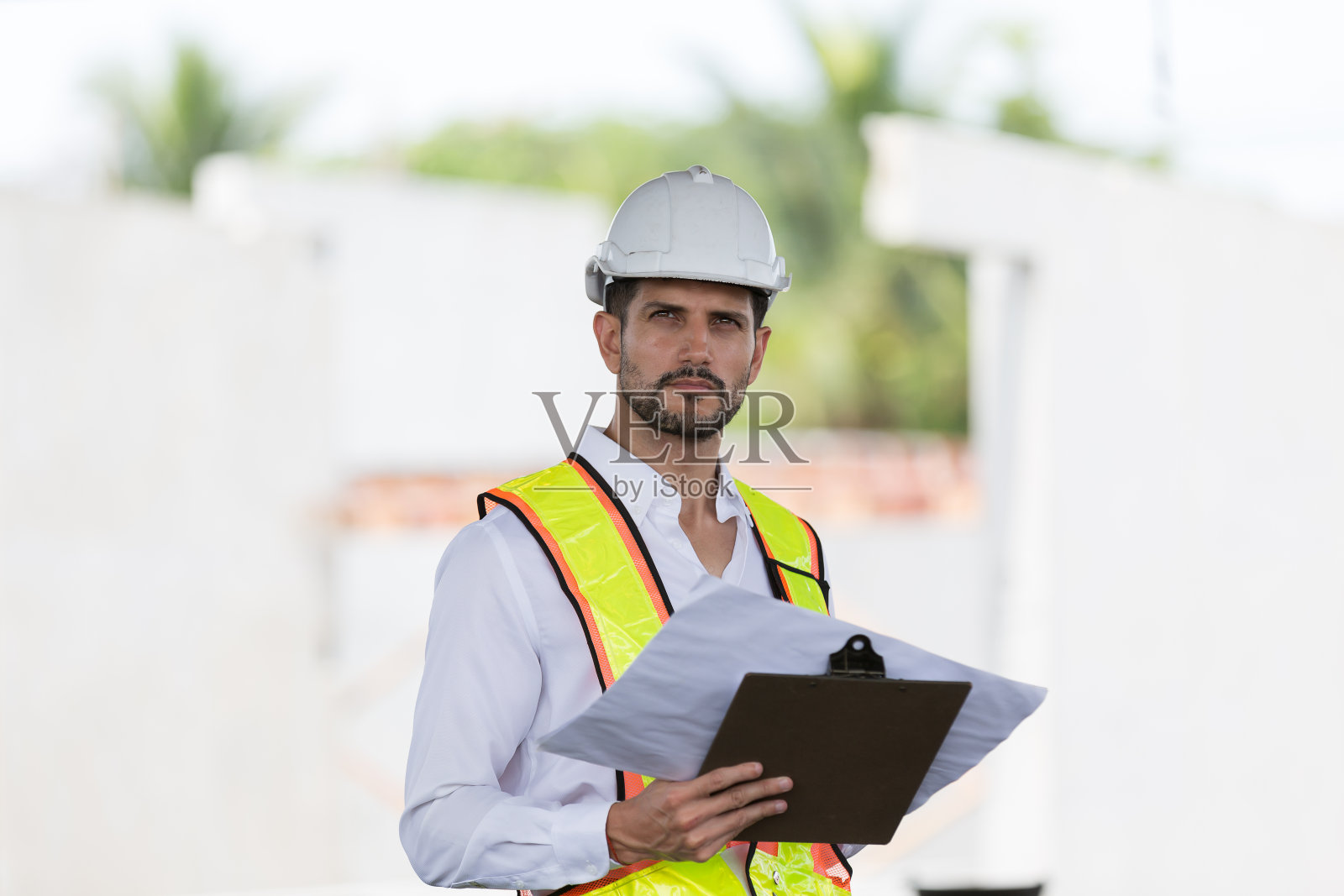 男工程师在建筑工地进行建筑施工和建筑结构检查。在建筑工地工作的男性建筑工人照片摄影图片