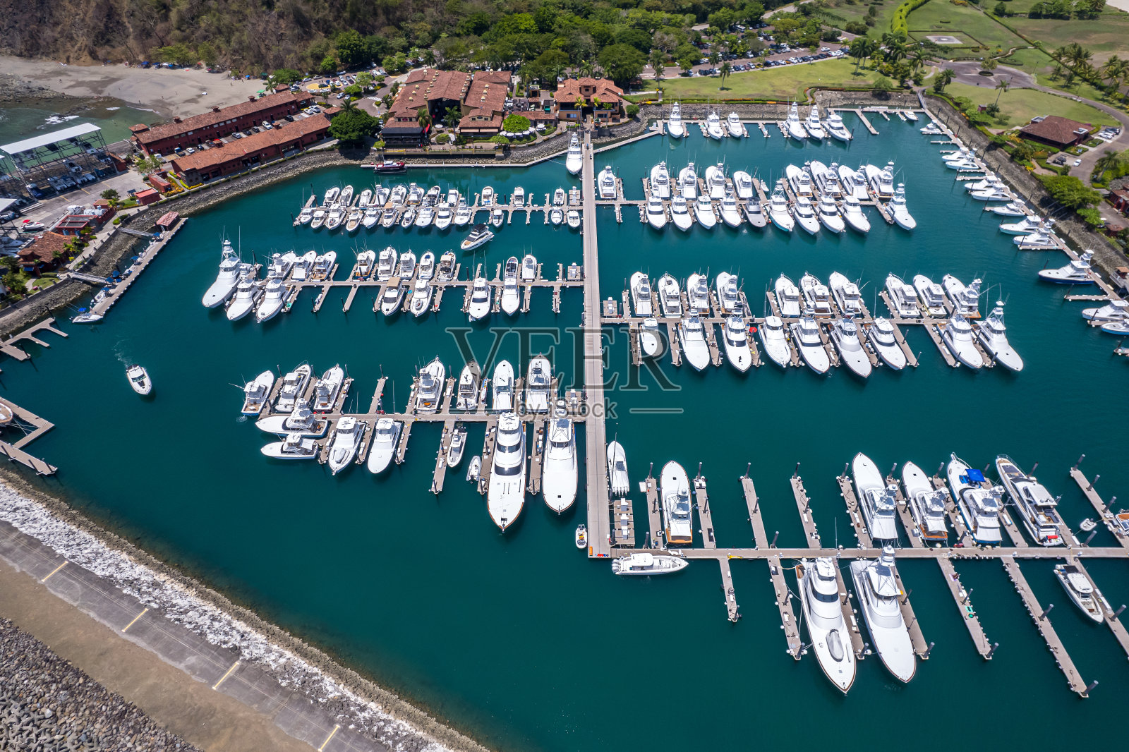 美丽的鸟瞰图的洛斯Sueños码头在赫拉杜拉海滩在哥斯达黎加。码头上的游艇、豪华住宅和房地产照片摄影图片