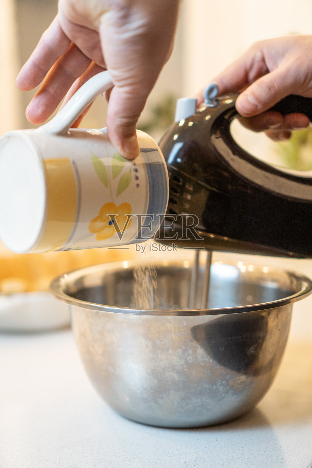 搅打奶油与黑色电动搅拌机垂直视图照片摄影图片