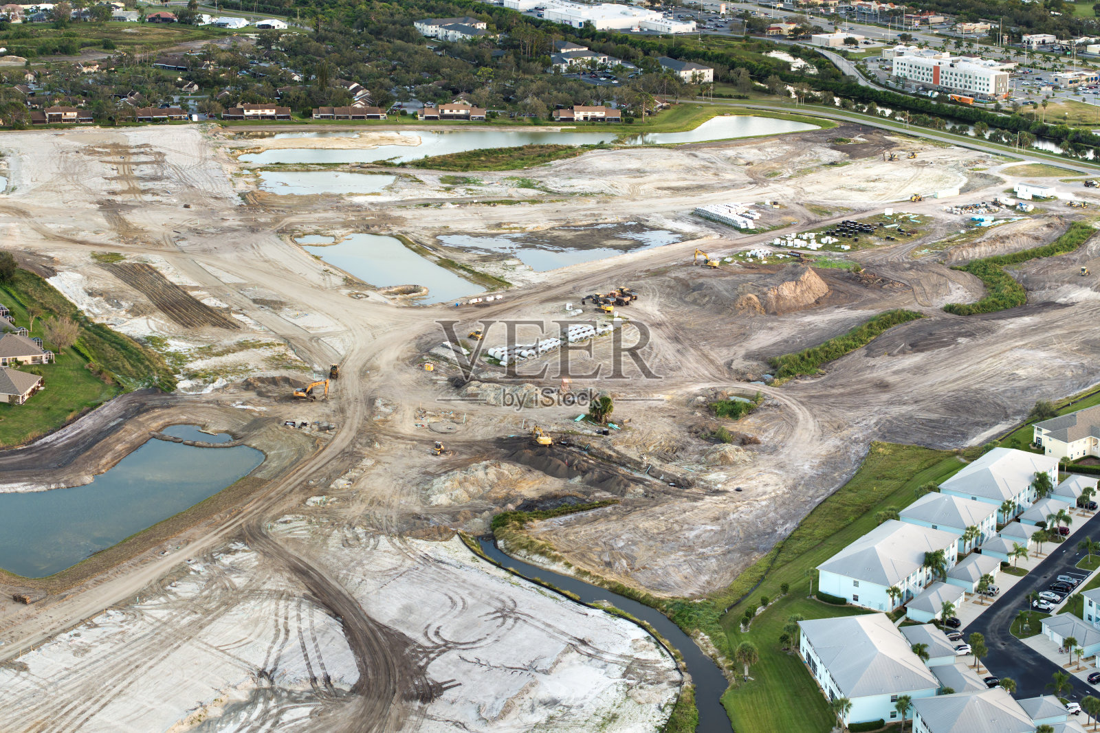 美国农村准备好的土壤上大型建筑工地的建筑设备鸟瞰图。美国郊区住宅的发展。美国的房地产市场照片摄影图片