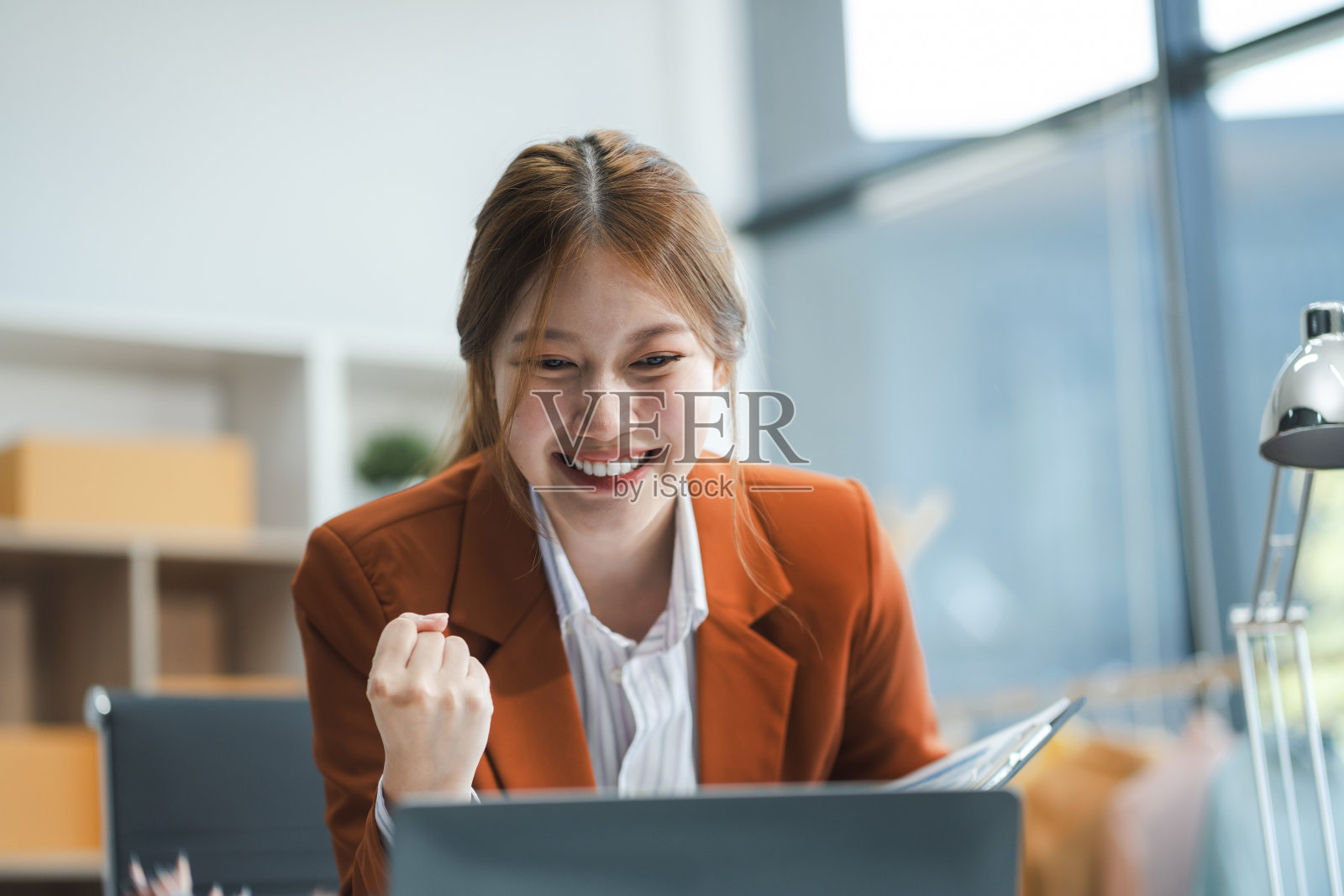 网上购物概念，女性网上购物是一种由卖家通过互联网进行的电子商务形式。照片摄影图片