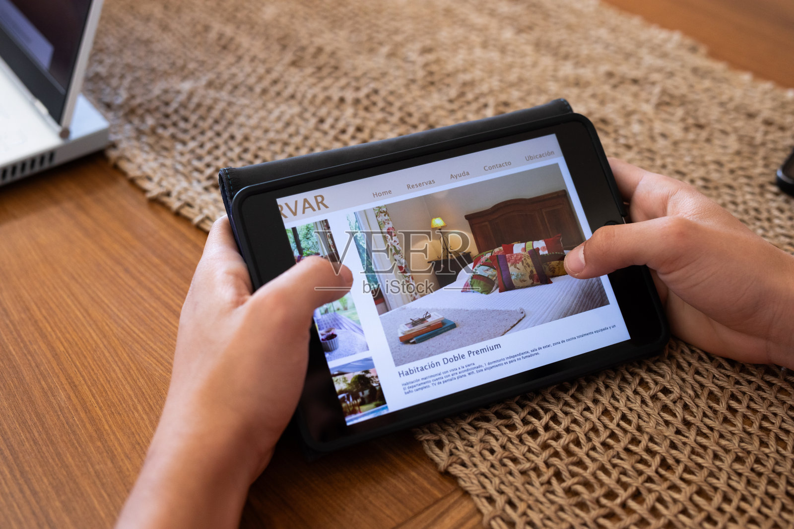 面目全非的人用平板电脑找住处照片摄影图片