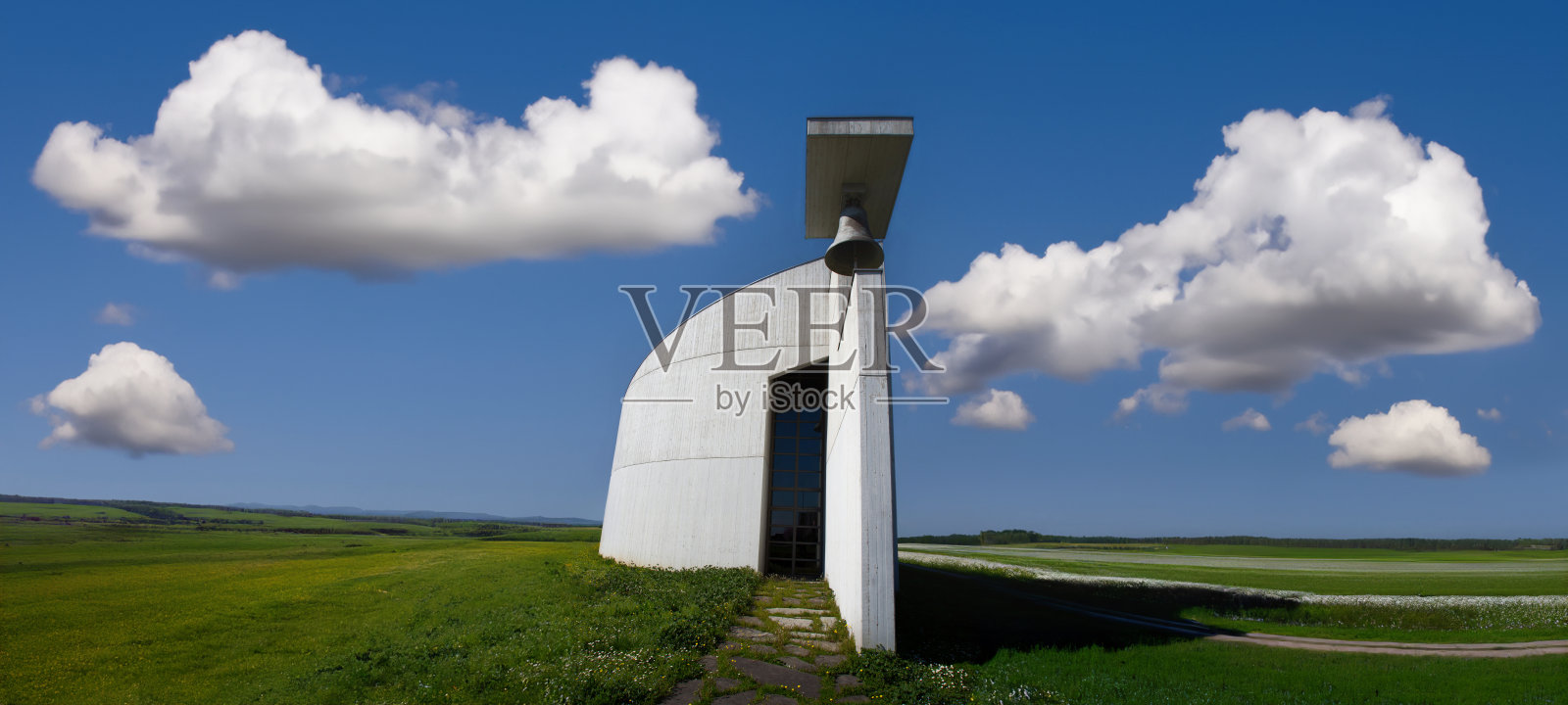 风景优美的乡村景色与当代教堂照片摄影图片