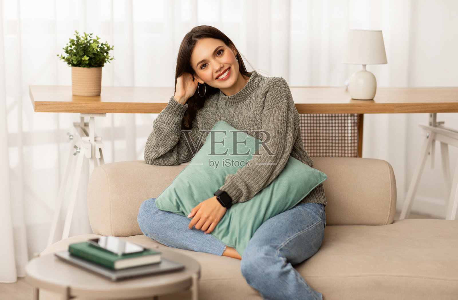 开朗的年轻自由职业者女士躺在家里的沙发上休息照片摄影图片