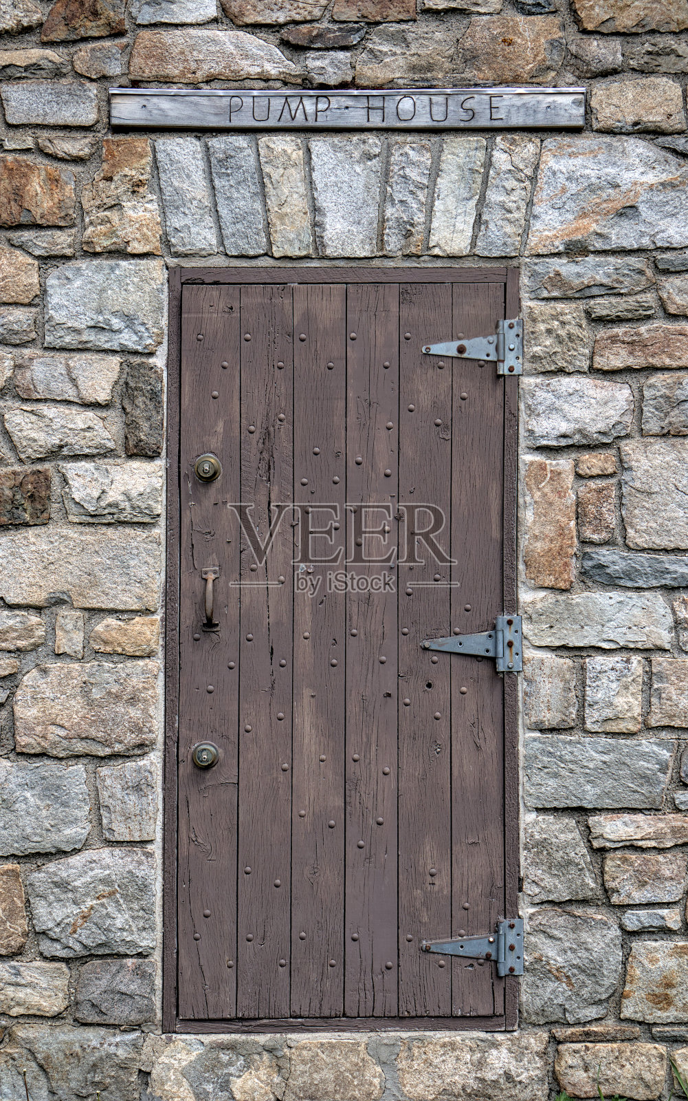 泵站石砌建筑旧木门(古色古香复古)照片摄影图片
