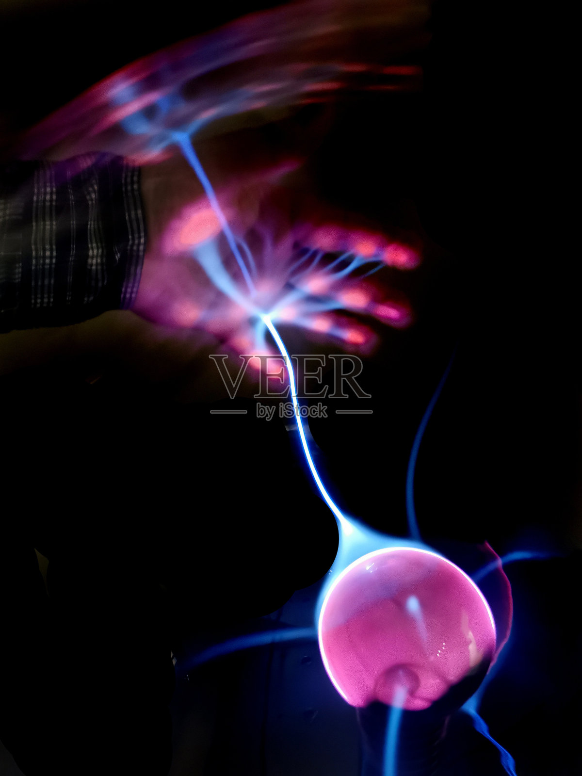 我手里的原子孤立在黑色背景上照片摄影图片