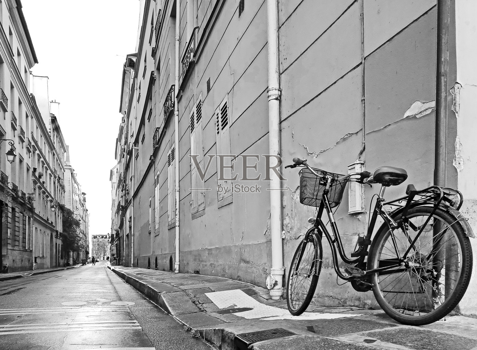 巴黎，孤独的自行车。照片摄影图片