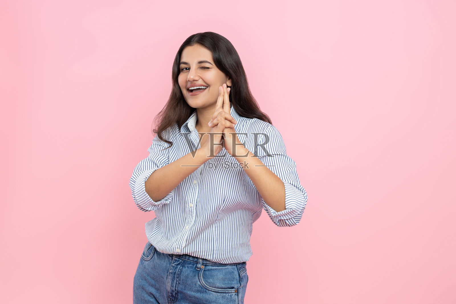 快乐的印度女人假装射击照片摄影图片