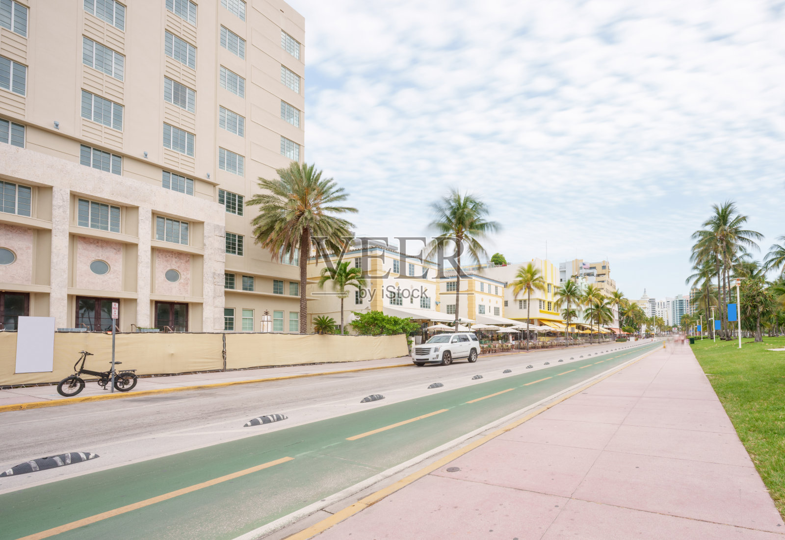 迈阿密海滩，佛罗里达州，美国。海景大道上的酒店景观。长时间曝光会让人模糊，商标也会被移除照片摄影图片