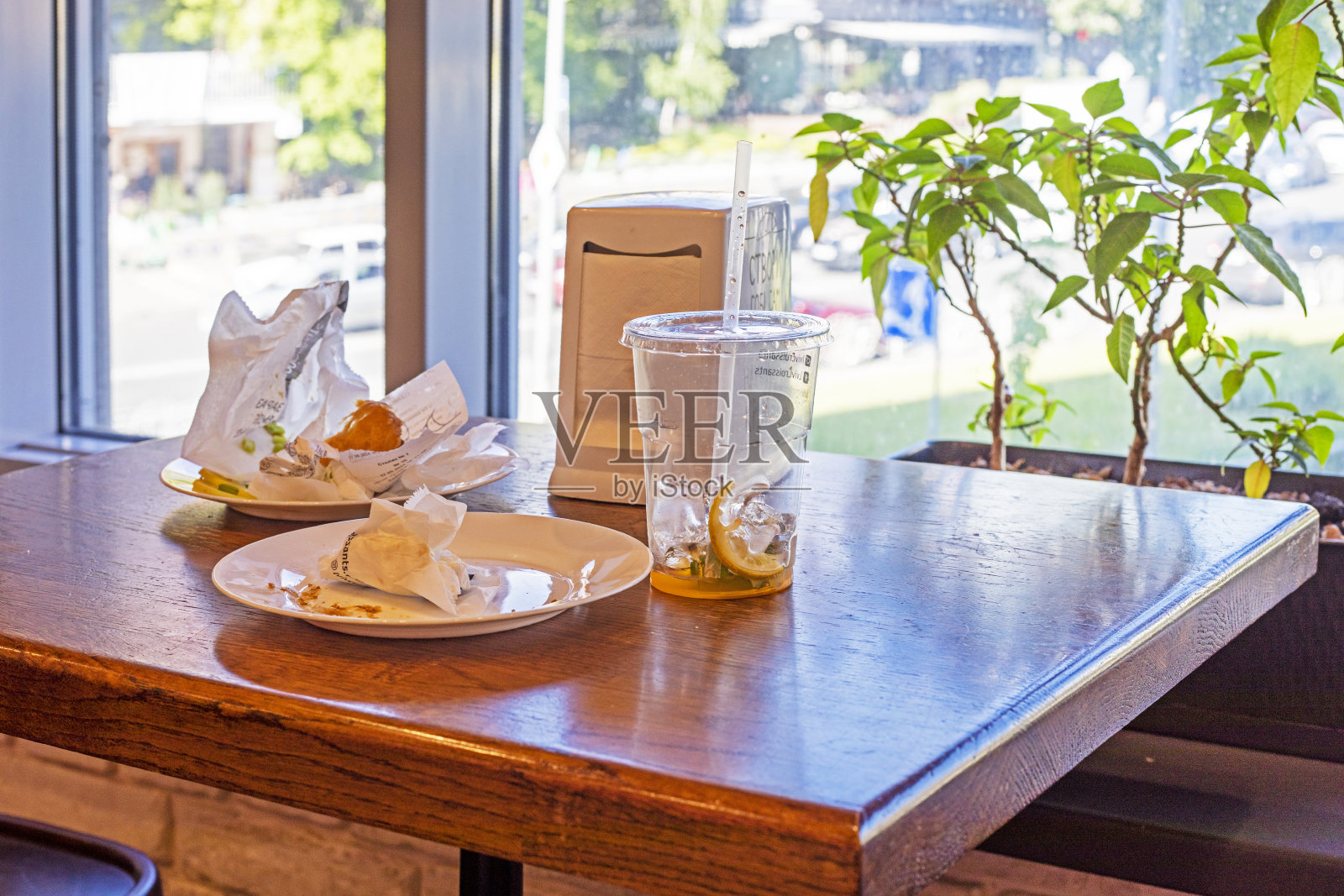 咖啡馆桌子上的食物残渣和垃圾。垃圾处理照片摄影图片