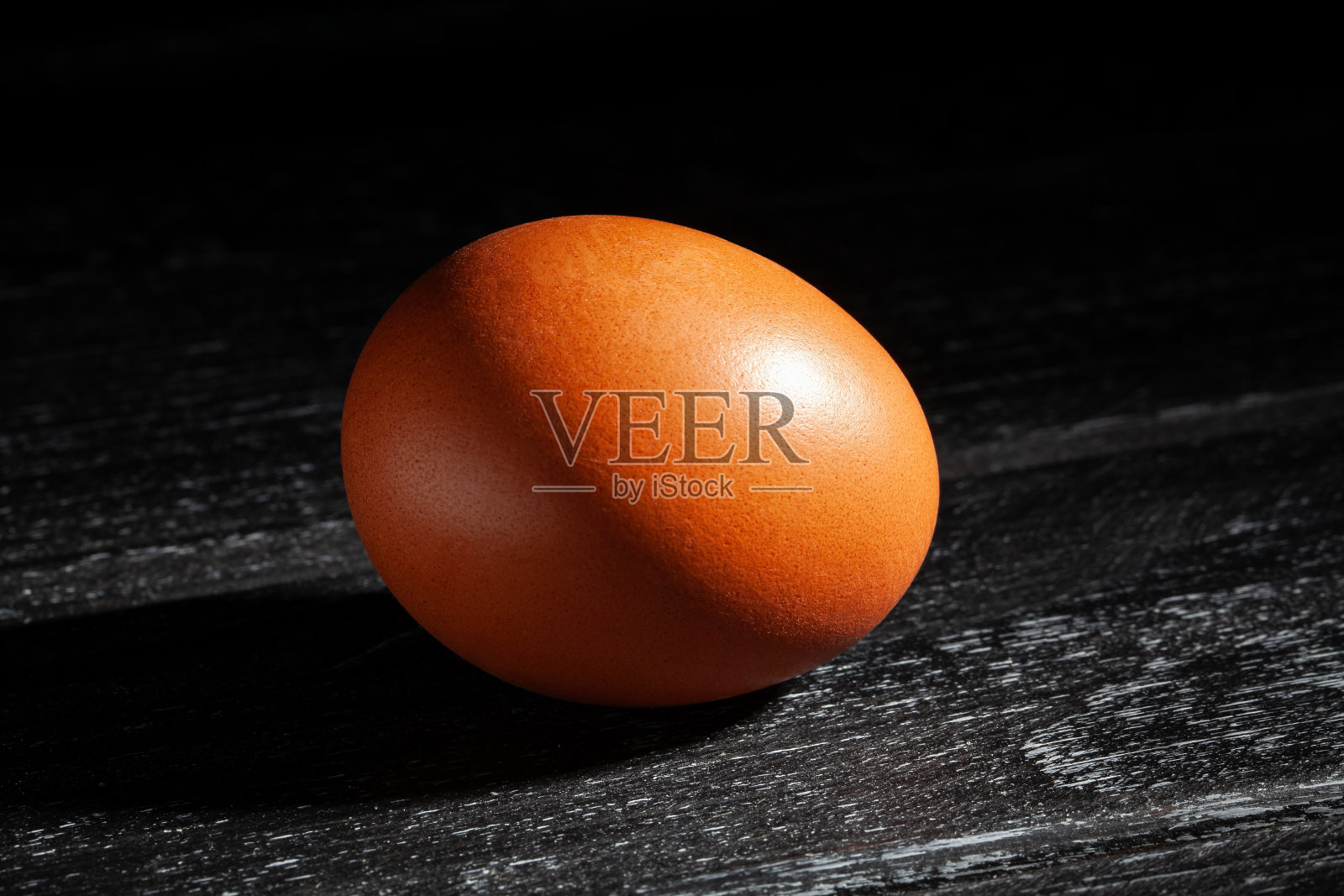 黑木头上的棕蛋照片摄影图片