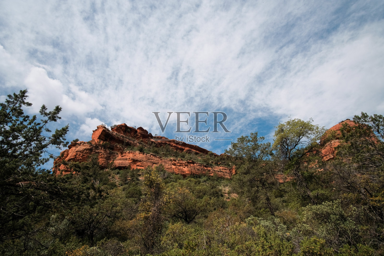 从亚利桑那州塞多纳的费伊峡谷看到的红色岩石和陡峭的悬崖照片摄影图片