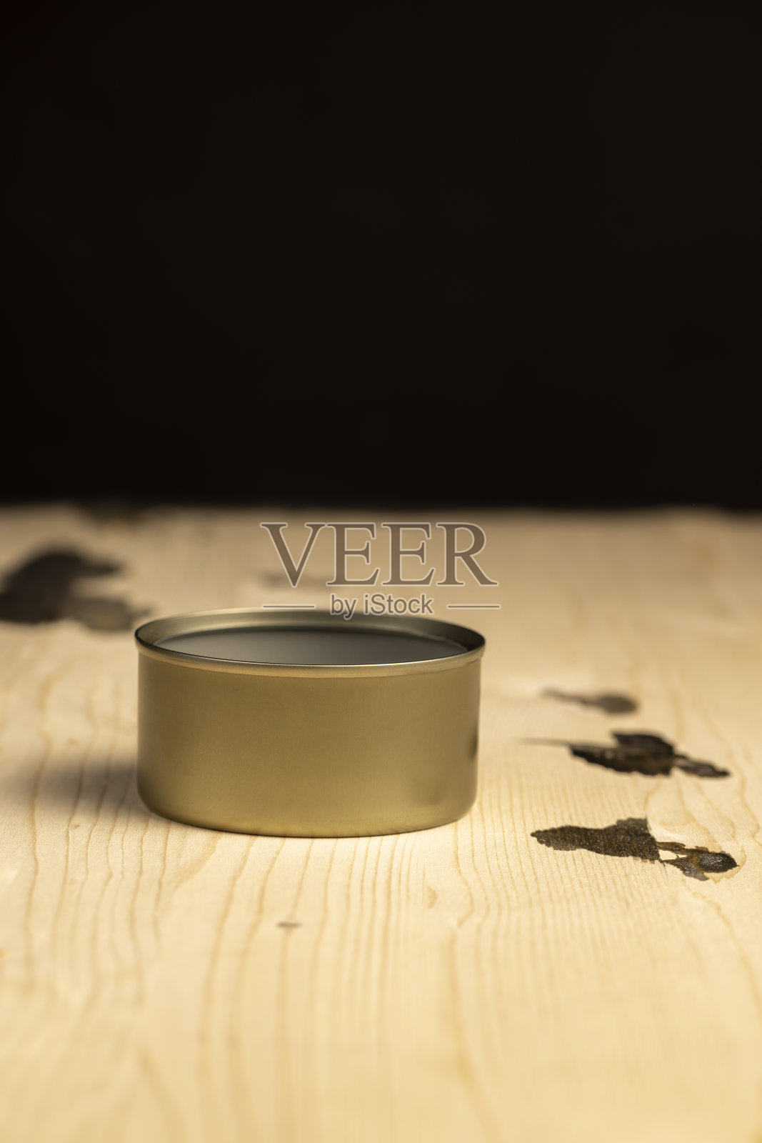 在木桌上装罐头的圆罐照片摄影图片