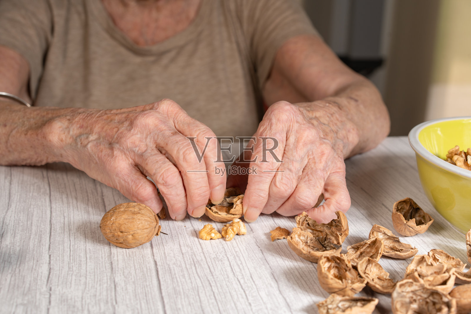 老妇人的手在剥核桃照片摄影图片