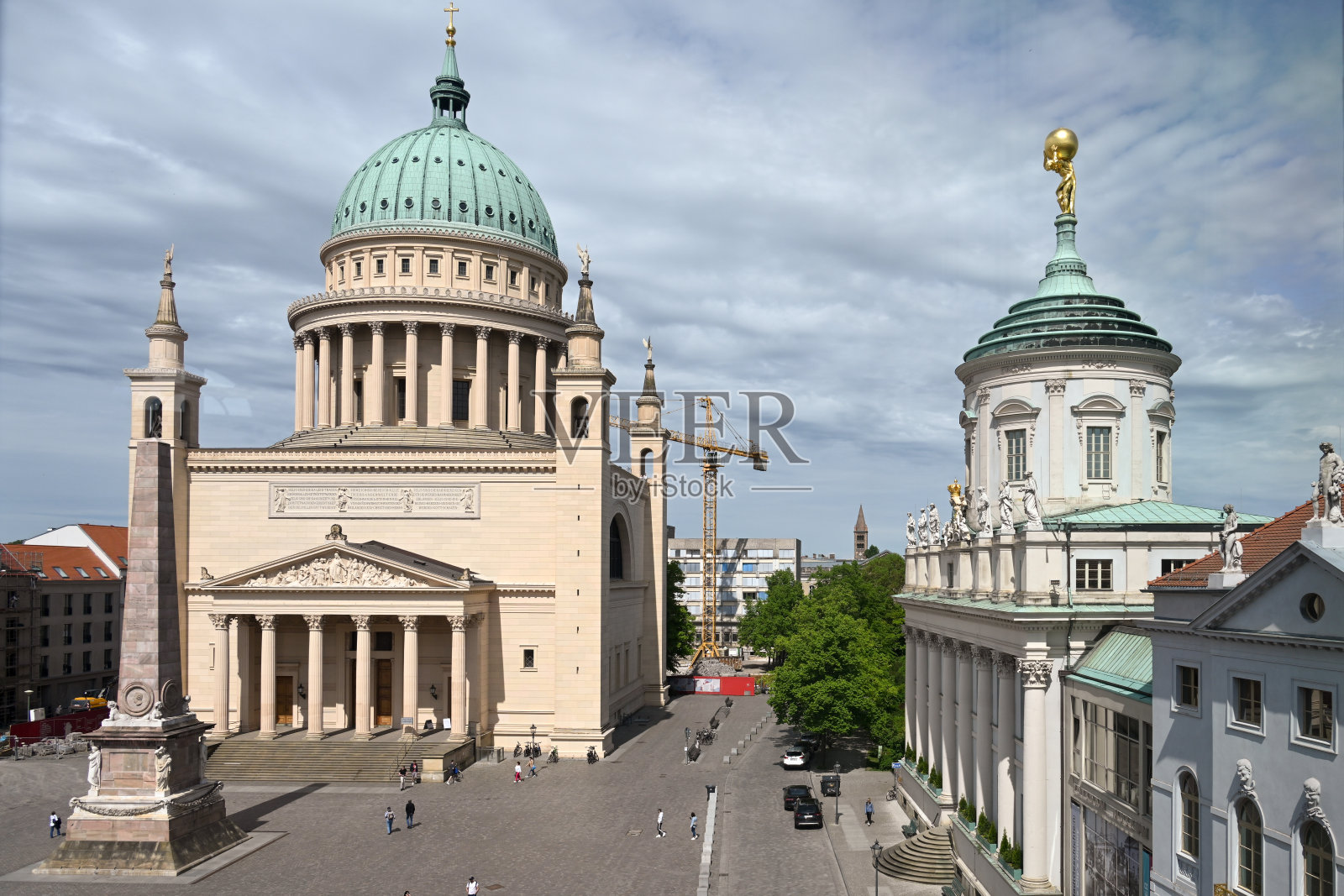 波茨坦圣坛市场上的圣尼古拉教堂(圣尼古拉教堂)。照片摄影图片