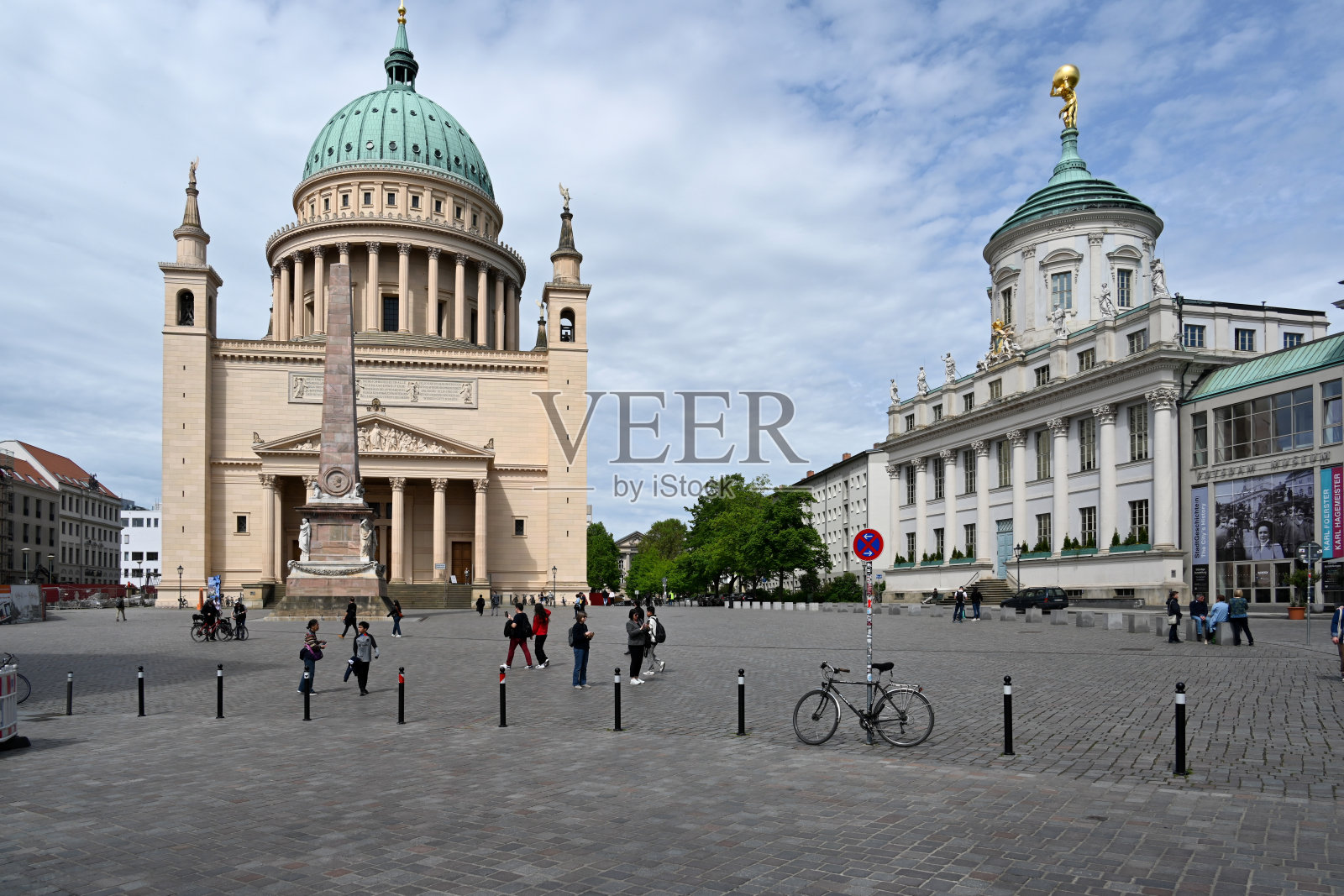 波茨坦圣坛市场上的圣尼古拉教堂(圣尼古拉教堂)。照片摄影图片