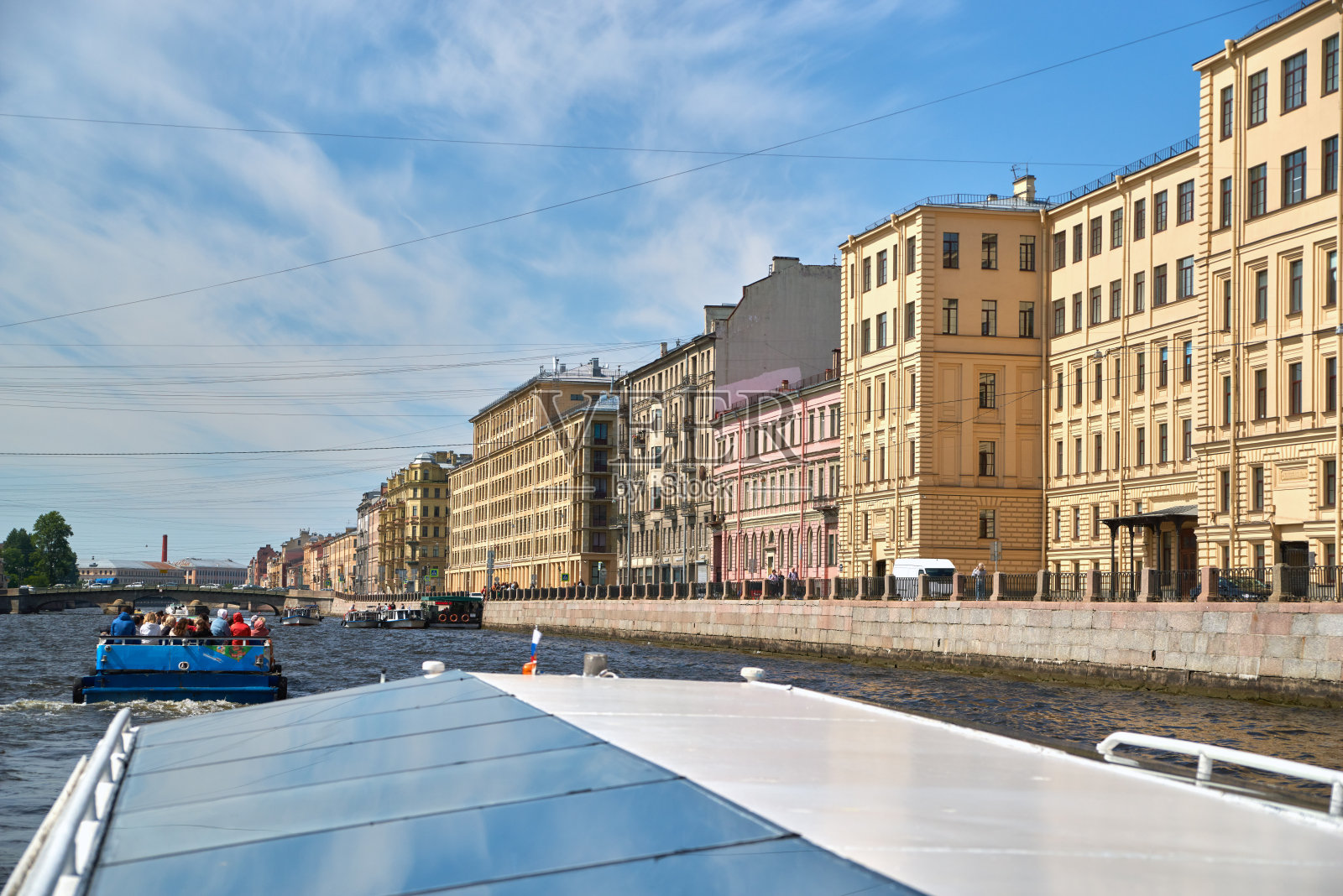 在圣彼得堡的历史中心,丰坦卡运河的城市景观堤岸上有休闲船和古老美丽的街道,多色建筑。俄罗斯照片摄影图片