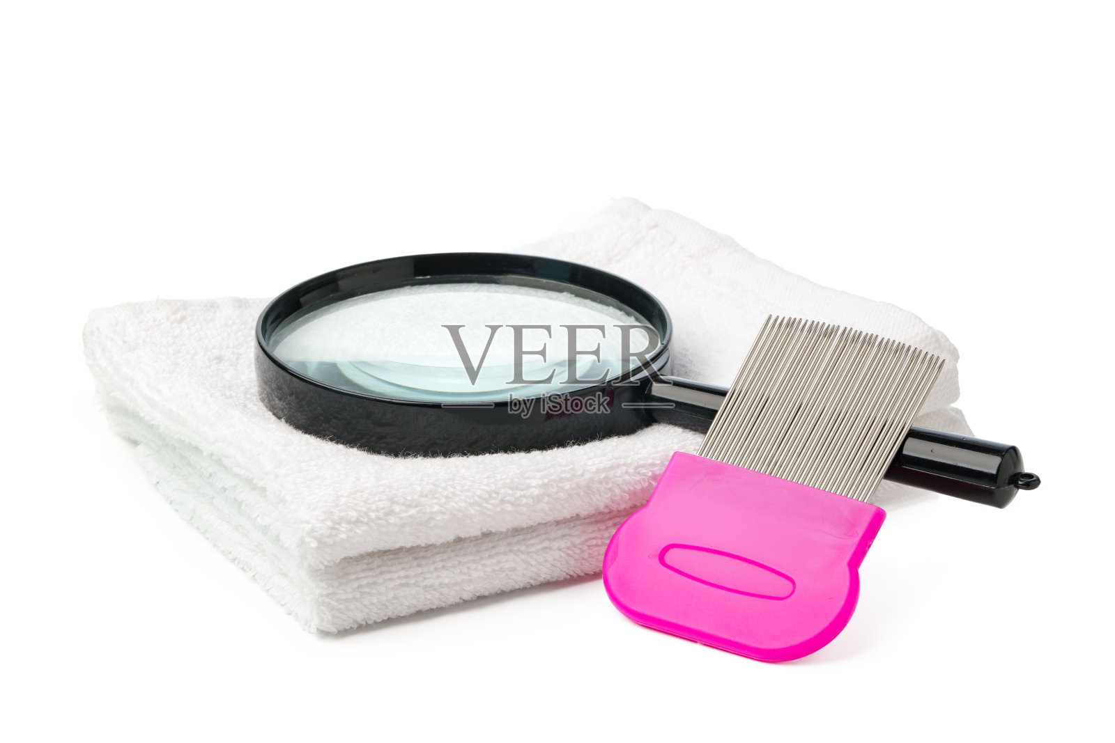 白色背景的防虱梳子和毛巾照片摄影图片