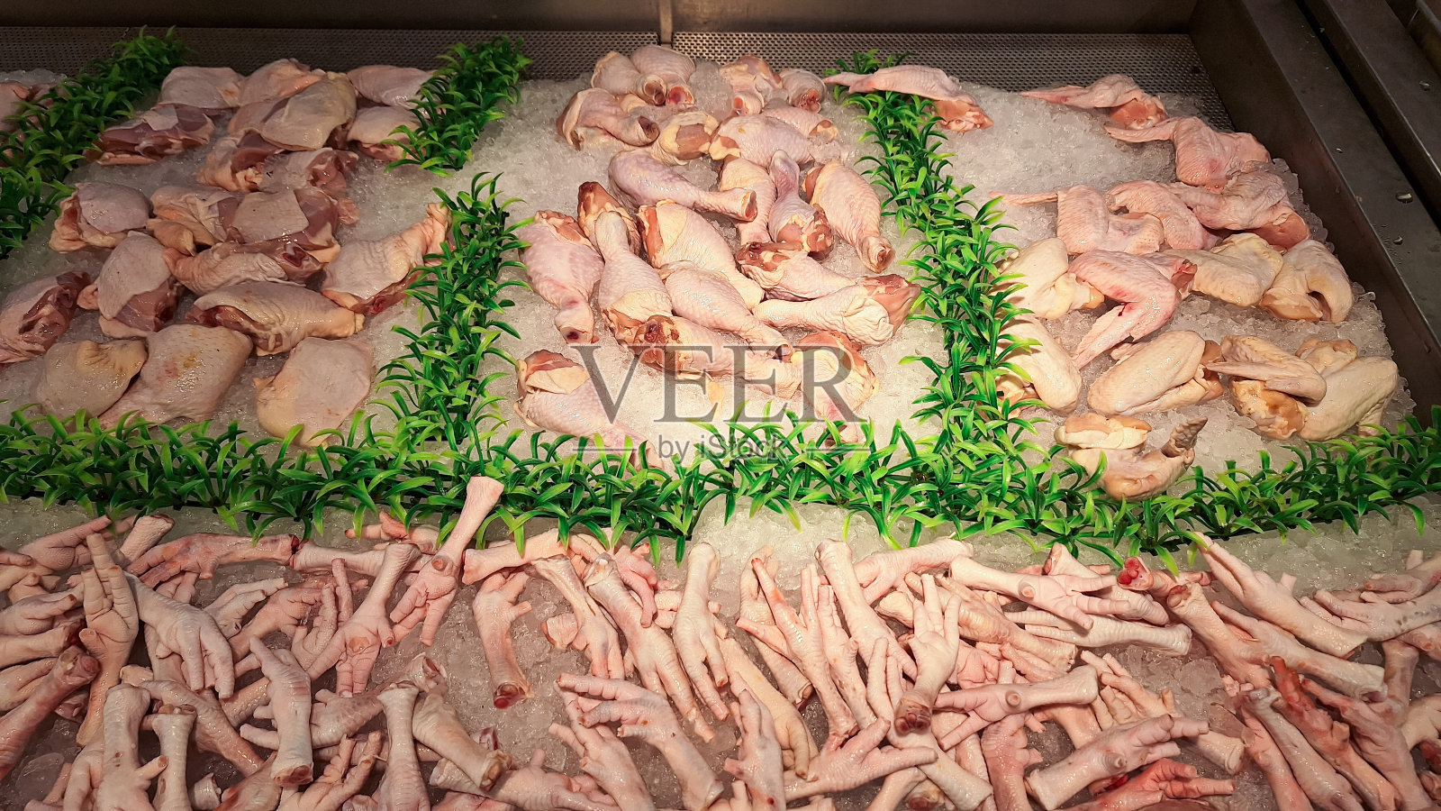 在印度尼西亚班加尔市的一家超市里，新鲜的生鸡肉放在冰上。照片摄影图片