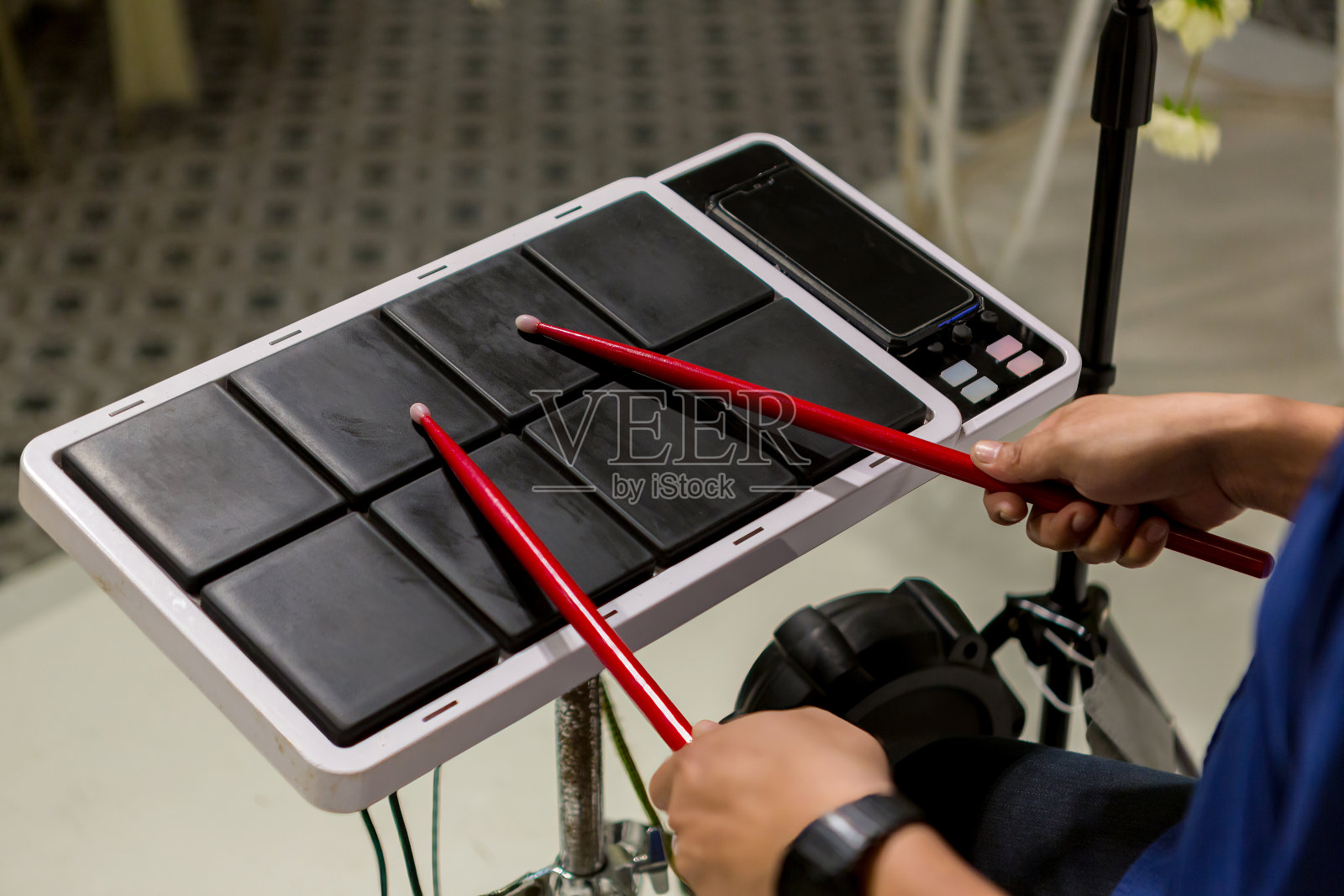 电子鼓便携式音乐装置。电子鼓槌和鼓照片摄影图片