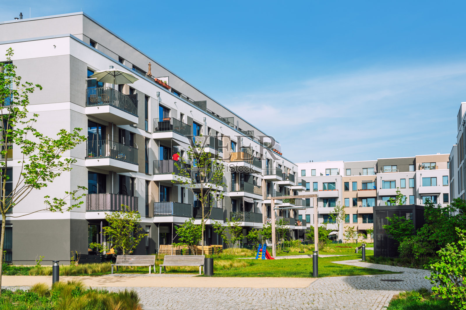 带有绿色庭院的柏林现代公寓楼照片摄影图片