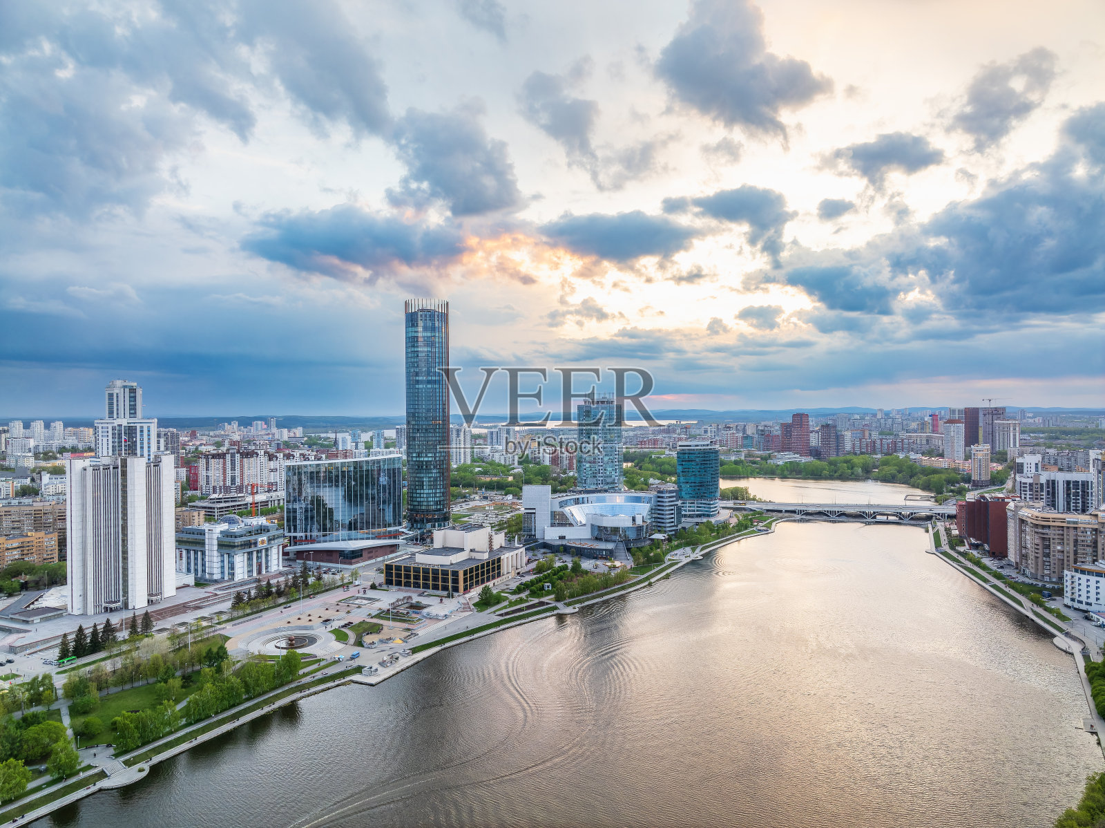 叶卡捷琳堡市与地区政府和议会大楼，戏剧剧院，伊塞特塔，叶利钦中心，全景在夏季日落。照片摄影图片