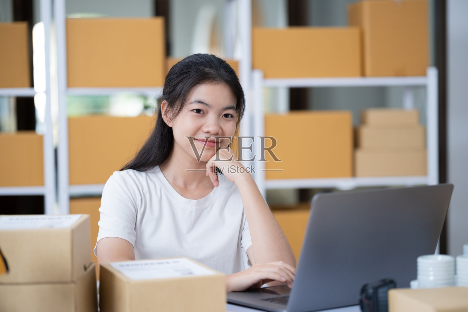 在线企业主创业成功和在线商店目标庆祝。电子商务卖家，亚洲人或赢家，是的，庆祝。照片摄影图片