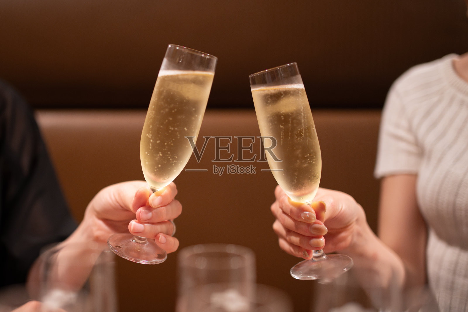 两个女人举杯的手照片摄影图片
