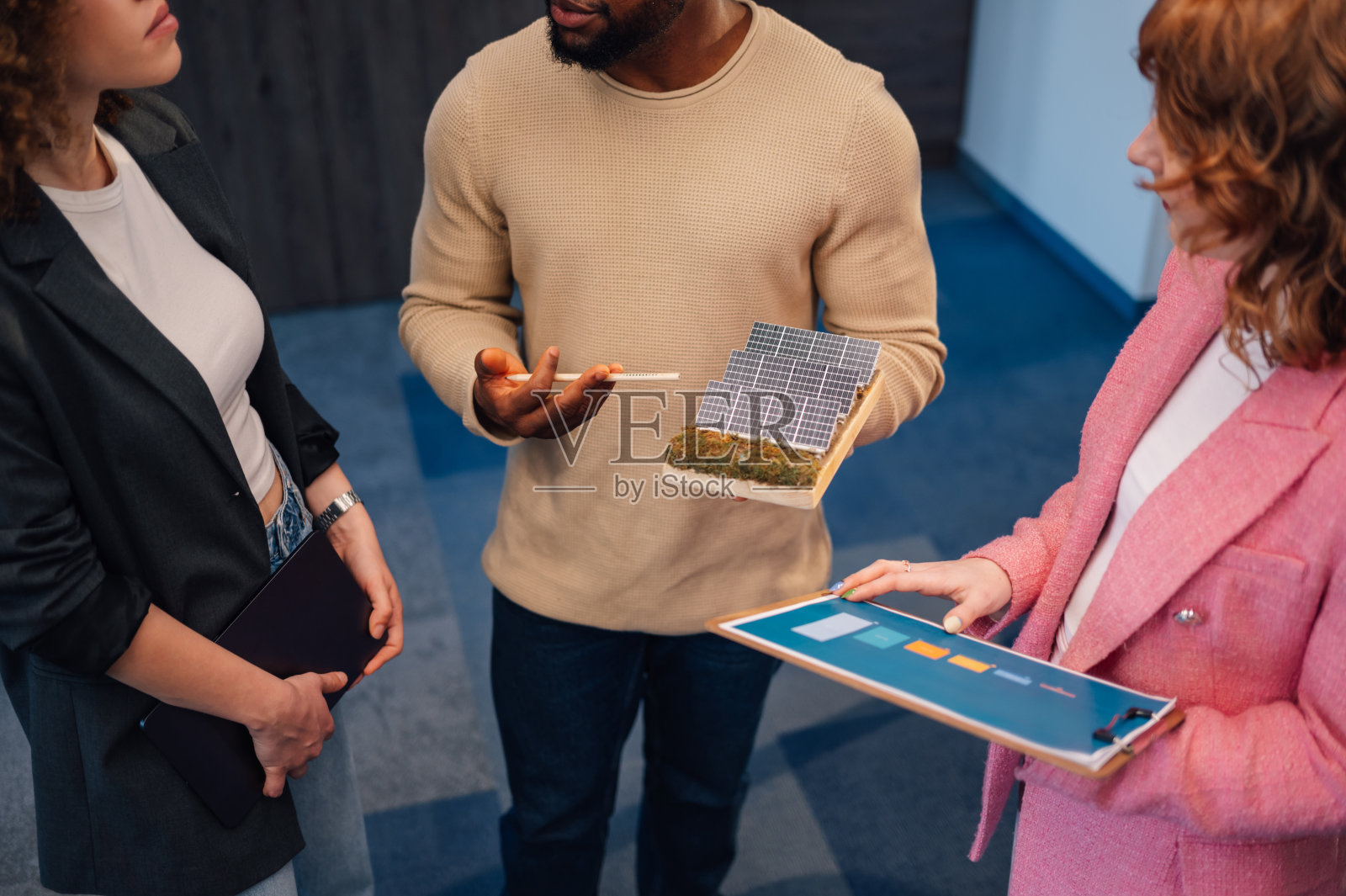 跨种族专家解释清洁能源解决方案的特写。照片摄影图片