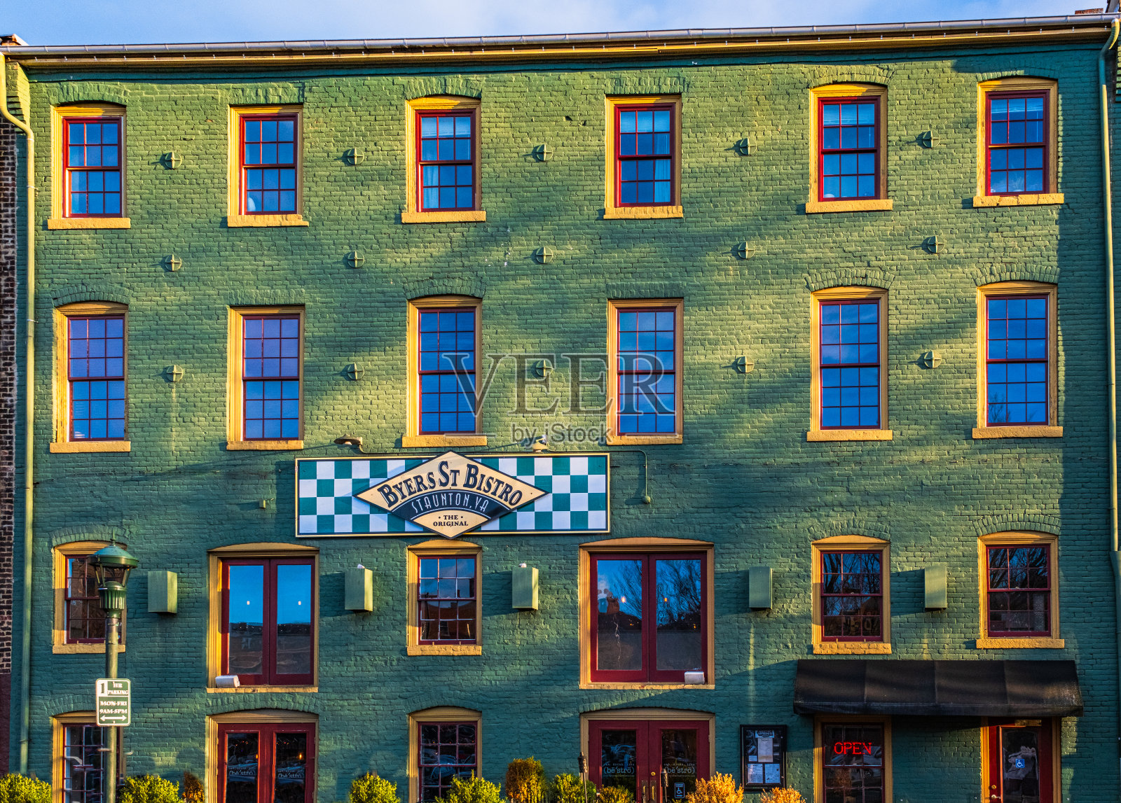 斯汤顿，弗吉尼亚州，美国- 2024年2月23日:著名的餐厅，在市中心提供精致的餐饮。照片摄影图片