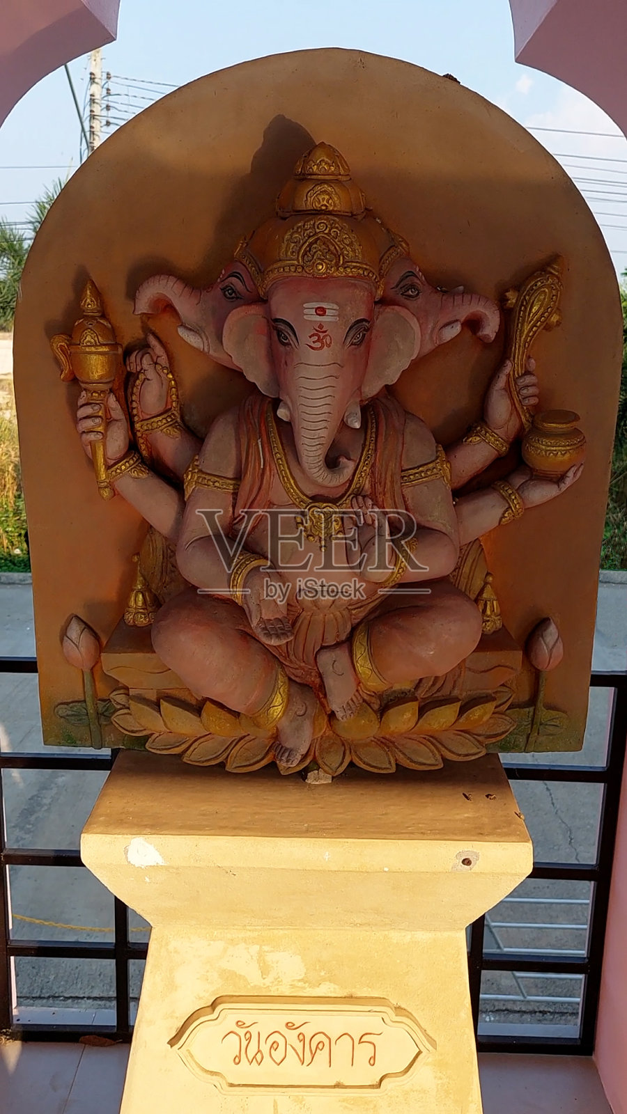 为星期二出生的崇拜者建造的象头神雕像。翻译:星期二。照片摄影图片