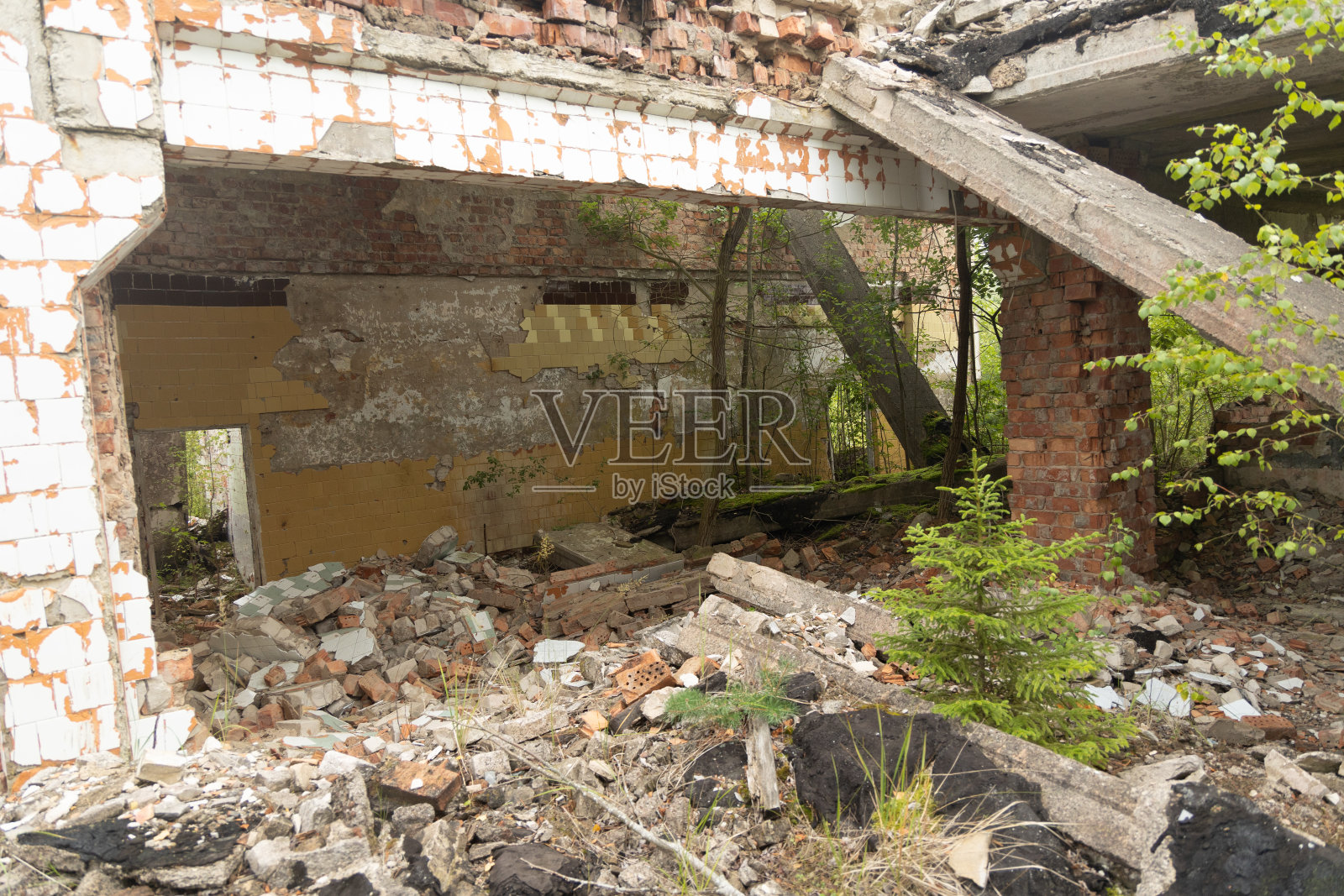 位于欧洲拉脱维亚的前苏联军事基地的建筑废墟。照片摄影图片