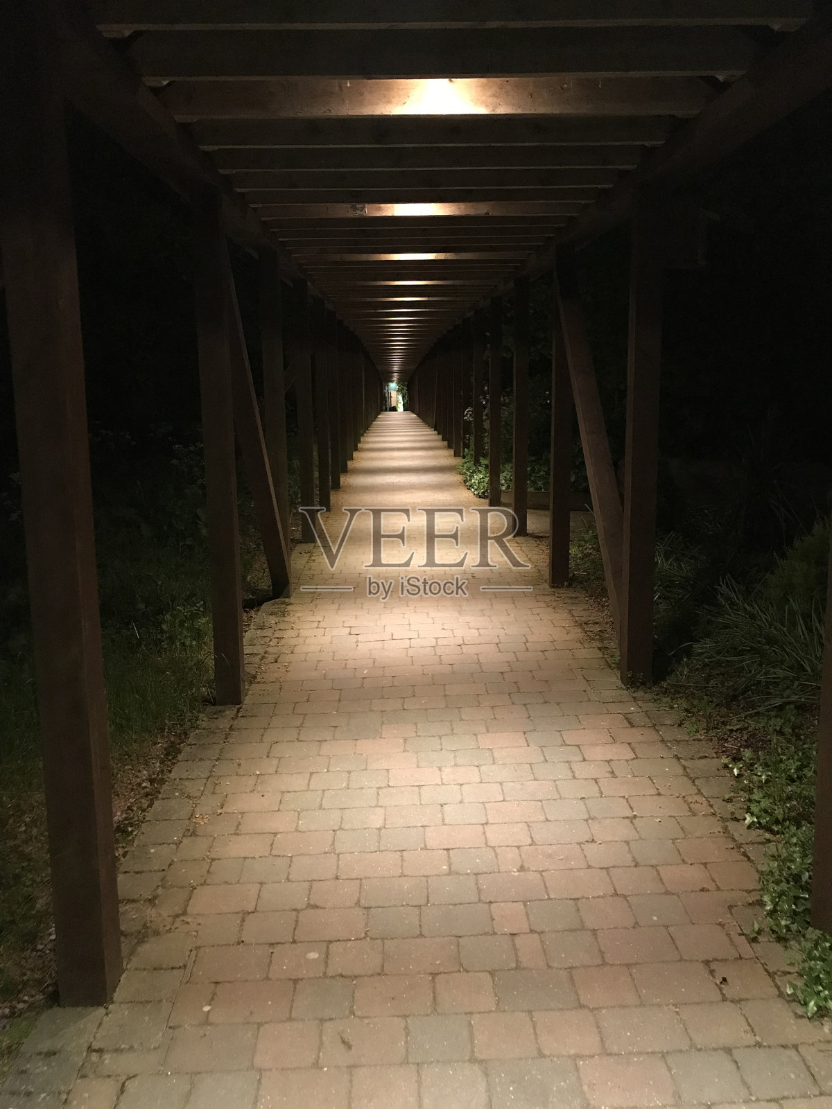 隧道尽头的光明照片摄影图片