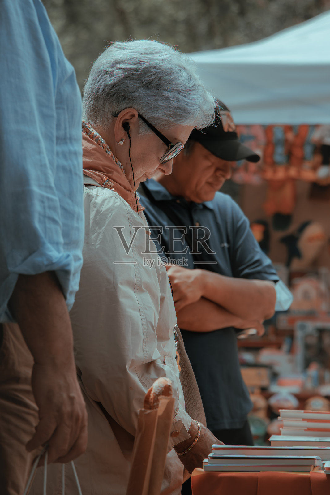 露天集市上的书摊照片摄影图片