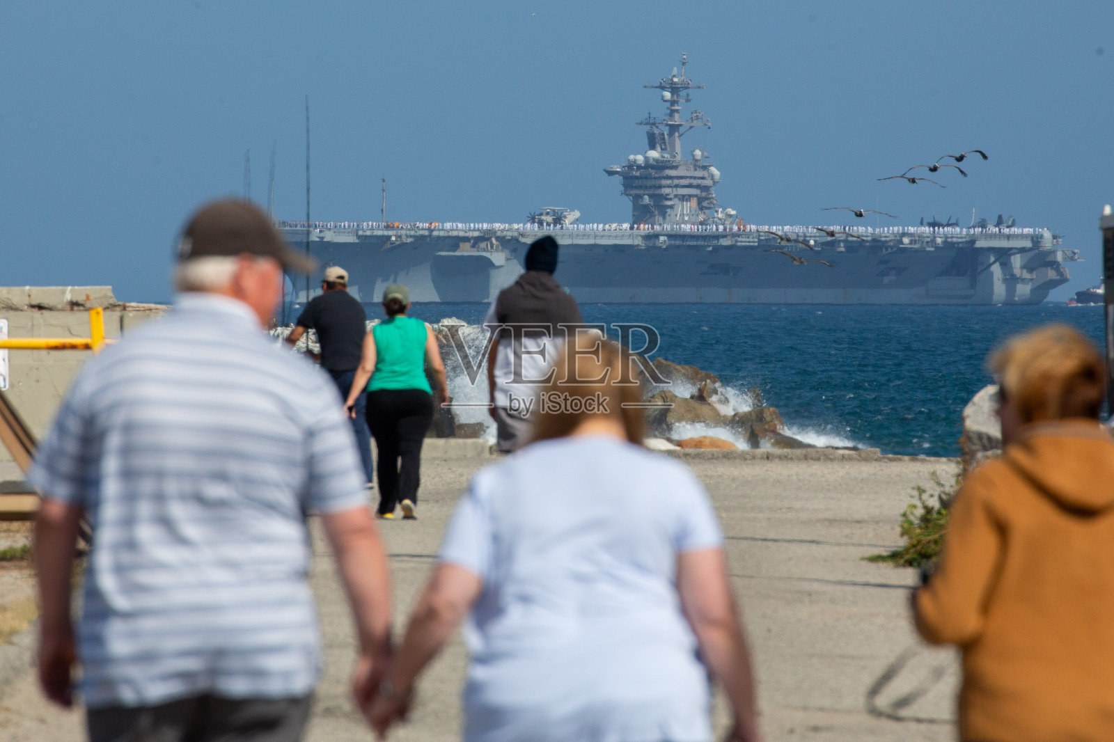 卡尔文森号航空母舰驶入洛杉矶港照片摄影图片